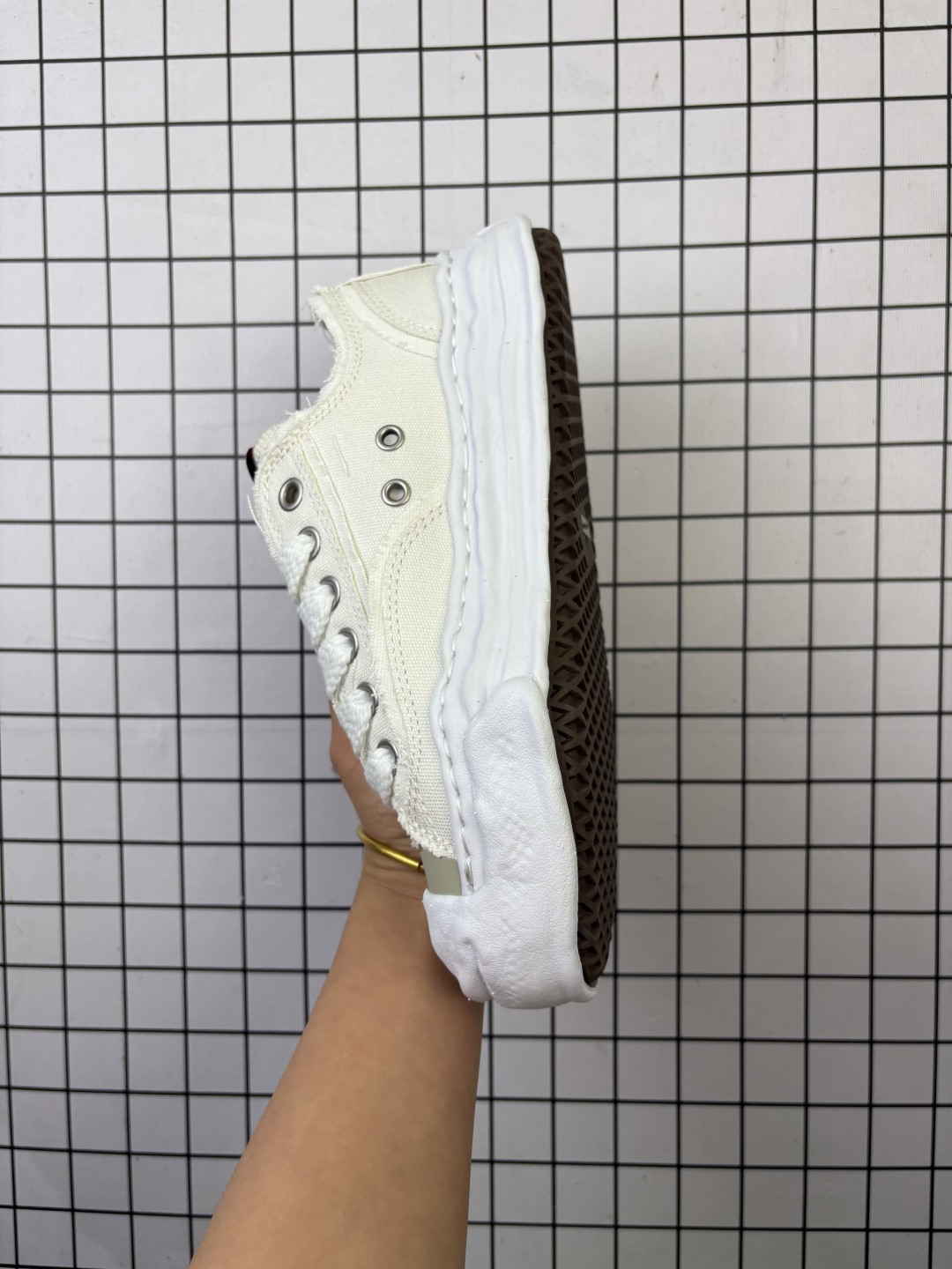 💰170
【公司级】余文乐挚爱单品 MMY Blakey 脏脏鞋 复古溶解风 概念时装设计师･三原康裕品牌MMY/Maison MIHARA YASUHIRO Original Sole Canvas Low 变形溶解雪糕底低帮休闲百搭皮革面板鞋增高厚底老爹鞋 。新款MMY三原康裕Blakey贝壳头溶解休闲板鞋日系运动鞋 MMY Blakey 三原康裕溶解鞋，贝壳头系列，上脚都是杠杠的好看,太百搭了，真的要吹爆三原康裕的贝壳头，比阿迪达斯的贝壳头高级太多，加上溶解大底，简直就是yyds。

类型：男女鞋
码数：36-45
编码698