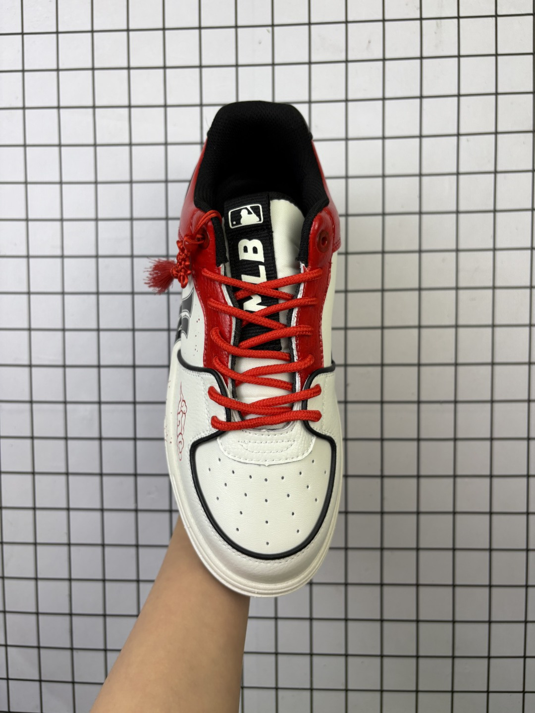 💰250
【公司级】MLB Chunky Liner MID人气单品学长鞋系列轻量增高厚底百搭休闲运动板鞋轻便鞋 高级街头休閒品牌鞋。MLB CHUNKY LINER 学长鞋是从击球手打出的酷炫直击球中获得灵感,在原有皮革鞋面上,加入了反光滚边细节线,并延续高帮与低帮两种鞋型,为各路潮流选手开辟全新“少年感”动线。除了复古style,也不乏这种颜色清新一些的款式,干干净净的少年感呼之欲出。
款号:3ASXP025N(GP016)
码数:36-45含半码
编码698