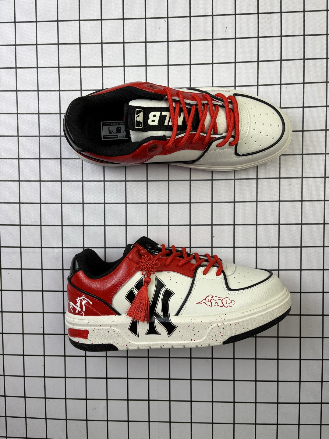 💰250
【公司级】MLB Chunky Liner MID人气单品学长鞋系列轻量增高厚底百搭休闲运动板鞋轻便鞋 高级街头休閒品牌鞋。MLB CHUNKY LINER 学长鞋是从击球手打出的酷炫直击球中获得灵感,在原有皮革鞋面上,加入了反光滚边细节线,并延续高帮与低帮两种鞋型,为各路潮流选手开辟全新“少年感”动线。除了复古style,也不乏这种颜色清新一些的款式,干干净净的少年感呼之欲出。
款号:3ASXP025N(GP016)
码数:36-45含半码
编码698