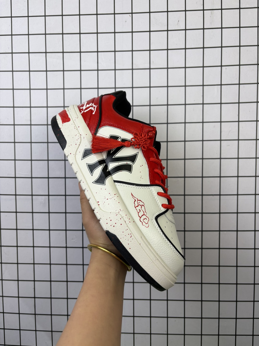 💰250
【公司级】MLB Chunky Liner MID人气单品学长鞋系列轻量增高厚底百搭休闲运动板鞋轻便鞋 高级街头休閒品牌鞋。MLB CHUNKY LINER 学长鞋是从击球手打出的酷炫直击球中获得灵感,在原有皮革鞋面上,加入了反光滚边细节线,并延续高帮与低帮两种鞋型,为各路潮流选手开辟全新“少年感”动线。除了复古style,也不乏这种颜色清新一些的款式,干干净净的少年感呼之欲出。
款号:3ASXP025N(GP016)
码数:36-45含半码
编码698