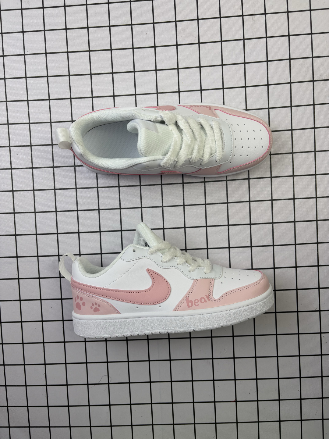 💰100
耐克（NIKE）女子运动鞋 COURT BOROUGH LOW 小空军低帮板鞋。1.其皮革材质的鞋面结合网眼鞋舌，在出众外观与质感的同时提供稳固支撑，并且提升透气性。弹力鞋垫，耐穿舒适，增加缓震性能。2.耐克COURT也是耐克性价比比较高的鞋款，COURT鞋型很像AJ1LOW，鞋底很像AF1，当然还是有差别的，毕竟产品用料，定位都不一样，性价比来说还是不错的选择。3.这款鞋子加上外底采用扭转点设计，流畅启停，灵活抓地;鞋身有着耐克logo标志，展现品牌价值。

类型：女鞋
货号：DV5456-300
码数：36-40含半码
编码:  103