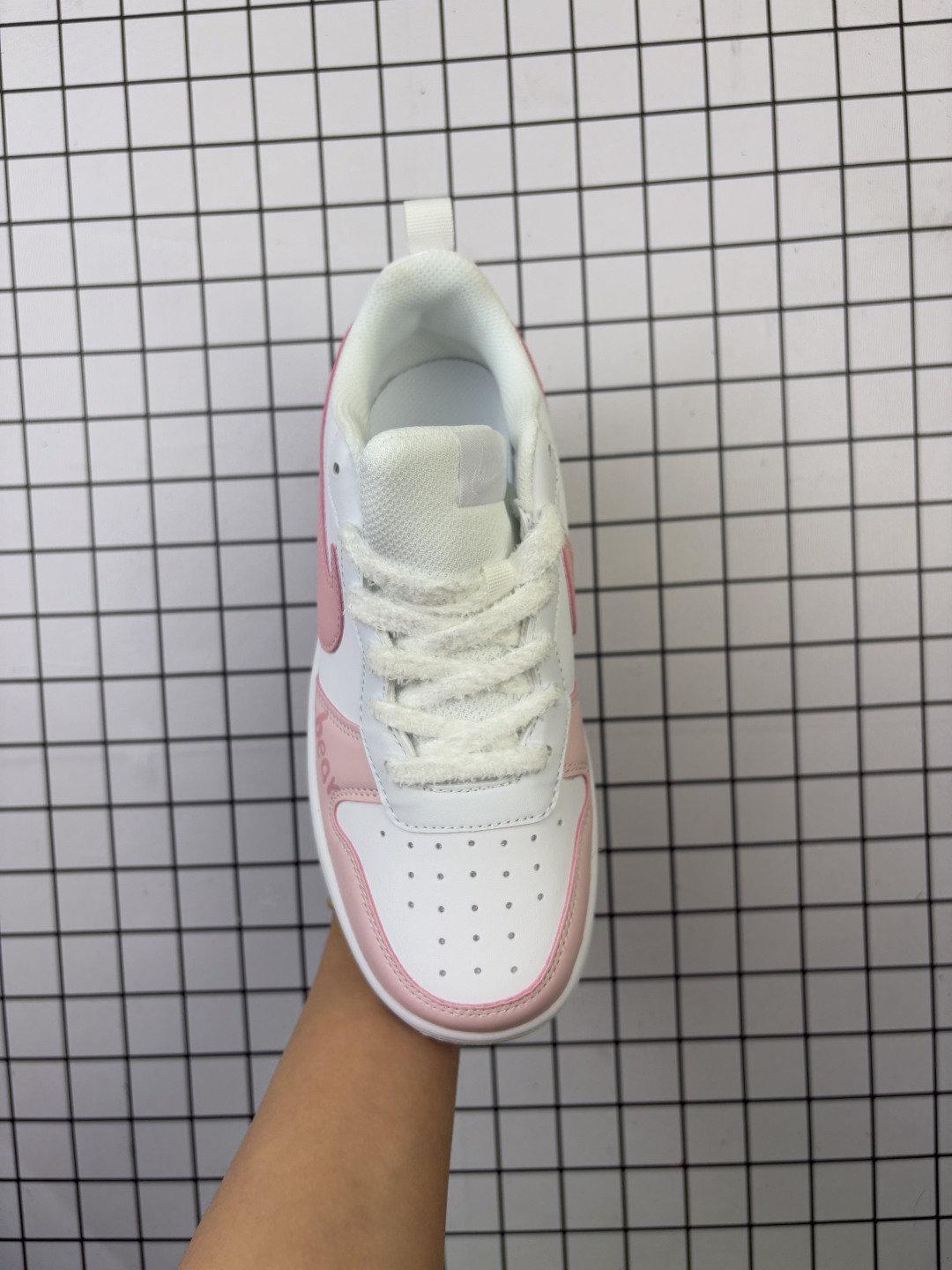 💰100
耐克（NIKE）女子运动鞋 COURT BOROUGH LOW 小空军低帮板鞋。1.其皮革材质的鞋面结合网眼鞋舌，在出众外观与质感的同时提供稳固支撑，并且提升透气性。弹力鞋垫，耐穿舒适，增加缓震性能。2.耐克COURT也是耐克性价比比较高的鞋款，COURT鞋型很像AJ1LOW，鞋底很像AF1，当然还是有差别的，毕竟产品用料，定位都不一样，性价比来说还是不错的选择。3.这款鞋子加上外底采用扭转点设计，流畅启停，灵活抓地;鞋身有着耐克logo标志，展现品牌价值。

类型：女鞋
货号：DV5456-300
码数：36-40含半码
编码:  103
