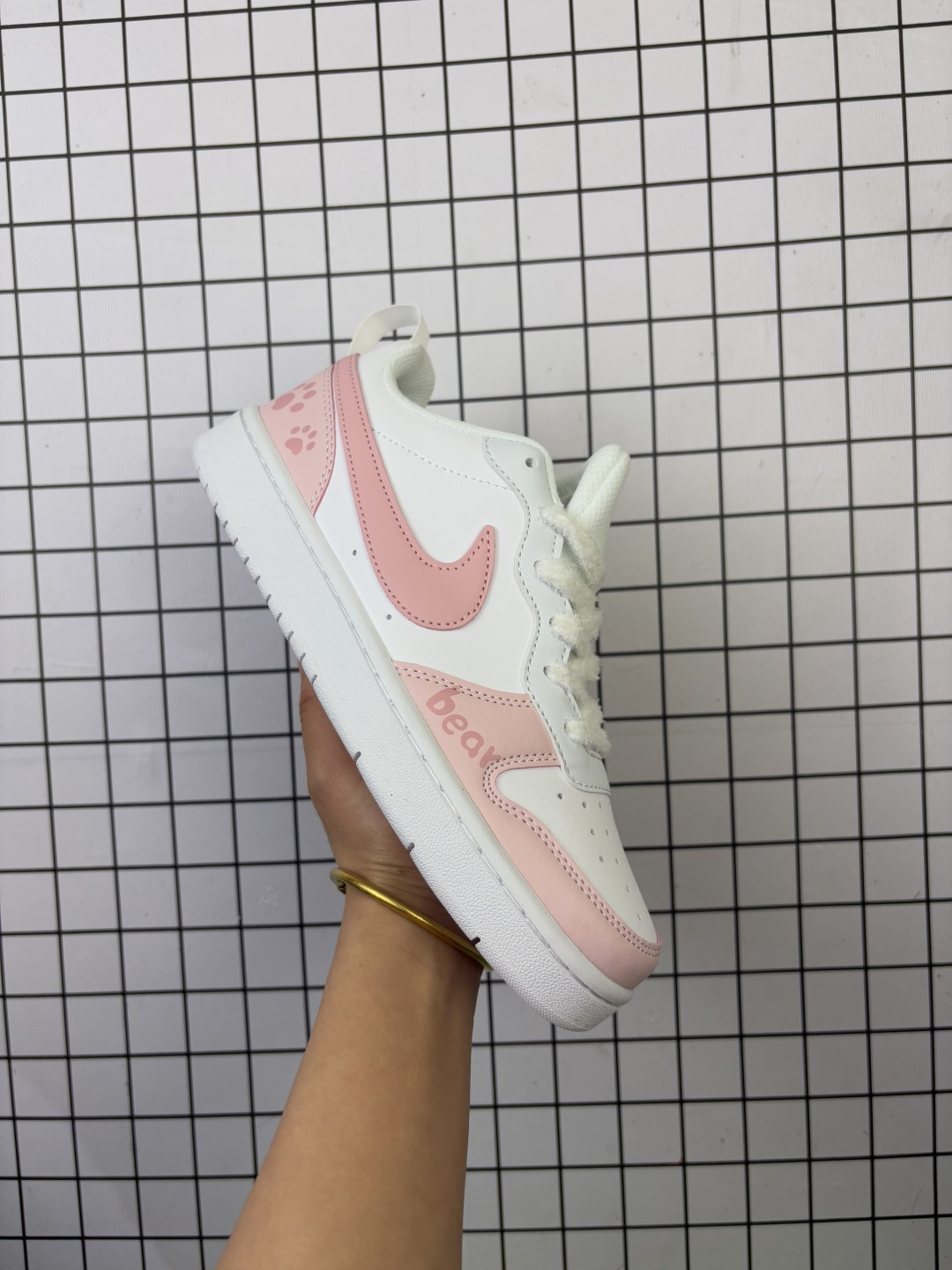 💰100
耐克（NIKE）女子运动鞋 COURT BOROUGH LOW 小空军低帮板鞋。1.其皮革材质的鞋面结合网眼鞋舌，在出众外观与质感的同时提供稳固支撑，并且提升透气性。弹力鞋垫，耐穿舒适，增加缓震性能。2.耐克COURT也是耐克性价比比较高的鞋款，COURT鞋型很像AJ1LOW，鞋底很像AF1，当然还是有差别的，毕竟产品用料，定位都不一样，性价比来说还是不错的选择。3.这款鞋子加上外底采用扭转点设计，流畅启停，灵活抓地;鞋身有着耐克logo标志，展现品牌价值。

类型：女鞋
货号：DV5456-300
码数：36-40含半码
编码:  103