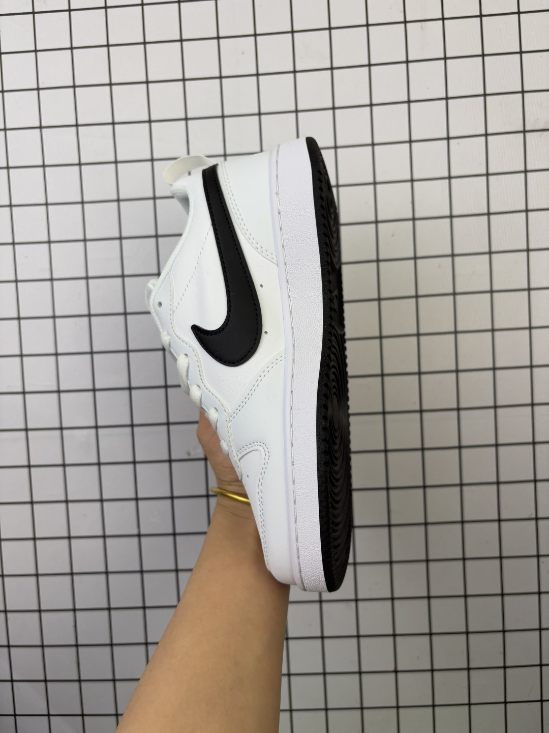 💰100
耐克（NIKE）女子运动鞋 COURT BOROUGH LOW 小空军低帮板鞋。1.其皮革材质的鞋面结合网眼鞋舌，在出众外观与质感的同时提供稳固支撑，并且提升透气性。弹力鞋垫，耐穿舒适，增加缓震性能。2.耐克COURT也是耐克性价比比较高的鞋款，COURT鞋型很像AJ1LOW，鞋底很像AF1，当然还是有差别的，毕竟产品用料，定位都不一样，性价比来说还是不错的选择。3.这款鞋子加上外底采用扭转点设计，流畅启停，灵活抓地;鞋身有着耐克logo标志，展现品牌价值。

类型：女鞋
货号：DV5456-300
码数：36-40含半码
编码:  103
