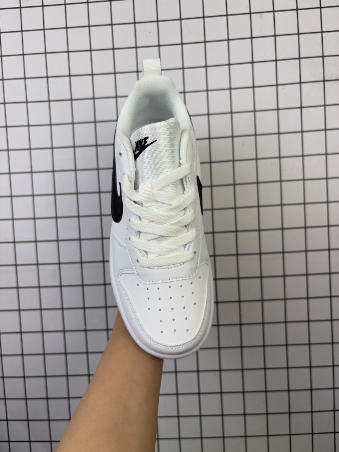 💰100
耐克（NIKE）女子运动鞋 COURT BOROUGH LOW 小空军低帮板鞋。1.其皮革材质的鞋面结合网眼鞋舌，在出众外观与质感的同时提供稳固支撑，并且提升透气性。弹力鞋垫，耐穿舒适，增加缓震性能。2.耐克COURT也是耐克性价比比较高的鞋款，COURT鞋型很像AJ1LOW，鞋底很像AF1，当然还是有差别的，毕竟产品用料，定位都不一样，性价比来说还是不错的选择。3.这款鞋子加上外底采用扭转点设计，流畅启停，灵活抓地;鞋身有着耐克logo标志，展现品牌价值。

类型：女鞋
货号：DV5456-300
码数：36-40含半码
编码:  103