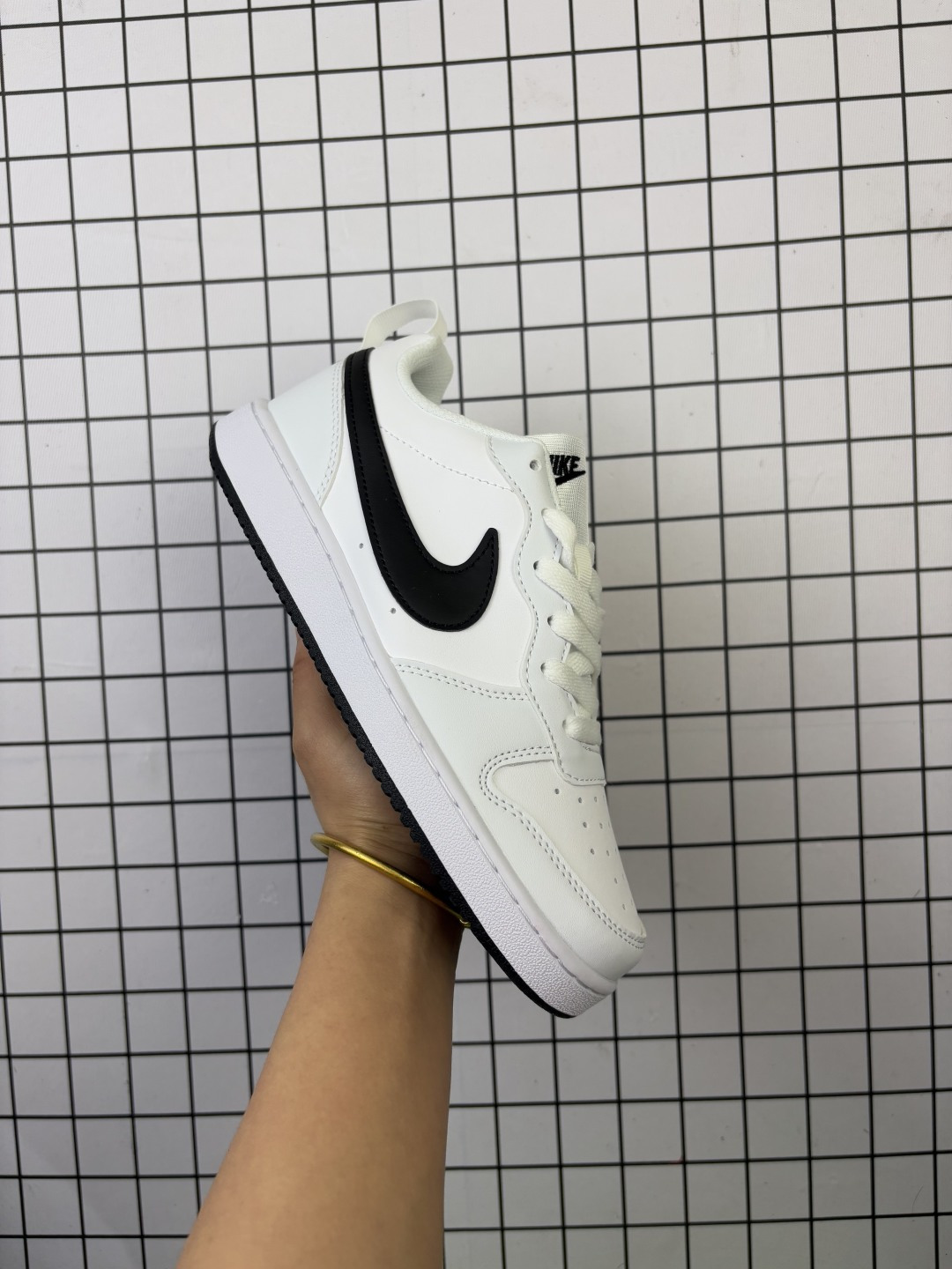 💰100
耐克（NIKE）女子运动鞋 COURT BOROUGH LOW 小空军低帮板鞋。1.其皮革材质的鞋面结合网眼鞋舌，在出众外观与质感的同时提供稳固支撑，并且提升透气性。弹力鞋垫，耐穿舒适，增加缓震性能。2.耐克COURT也是耐克性价比比较高的鞋款，COURT鞋型很像AJ1LOW，鞋底很像AF1，当然还是有差别的，毕竟产品用料，定位都不一样，性价比来说还是不错的选择。3.这款鞋子加上外底采用扭转点设计，流畅启停，灵活抓地;鞋身有着耐克logo标志，展现品牌价值。

类型：女鞋
货号：DV5456-300
码数：36-40含半码
编码:  103