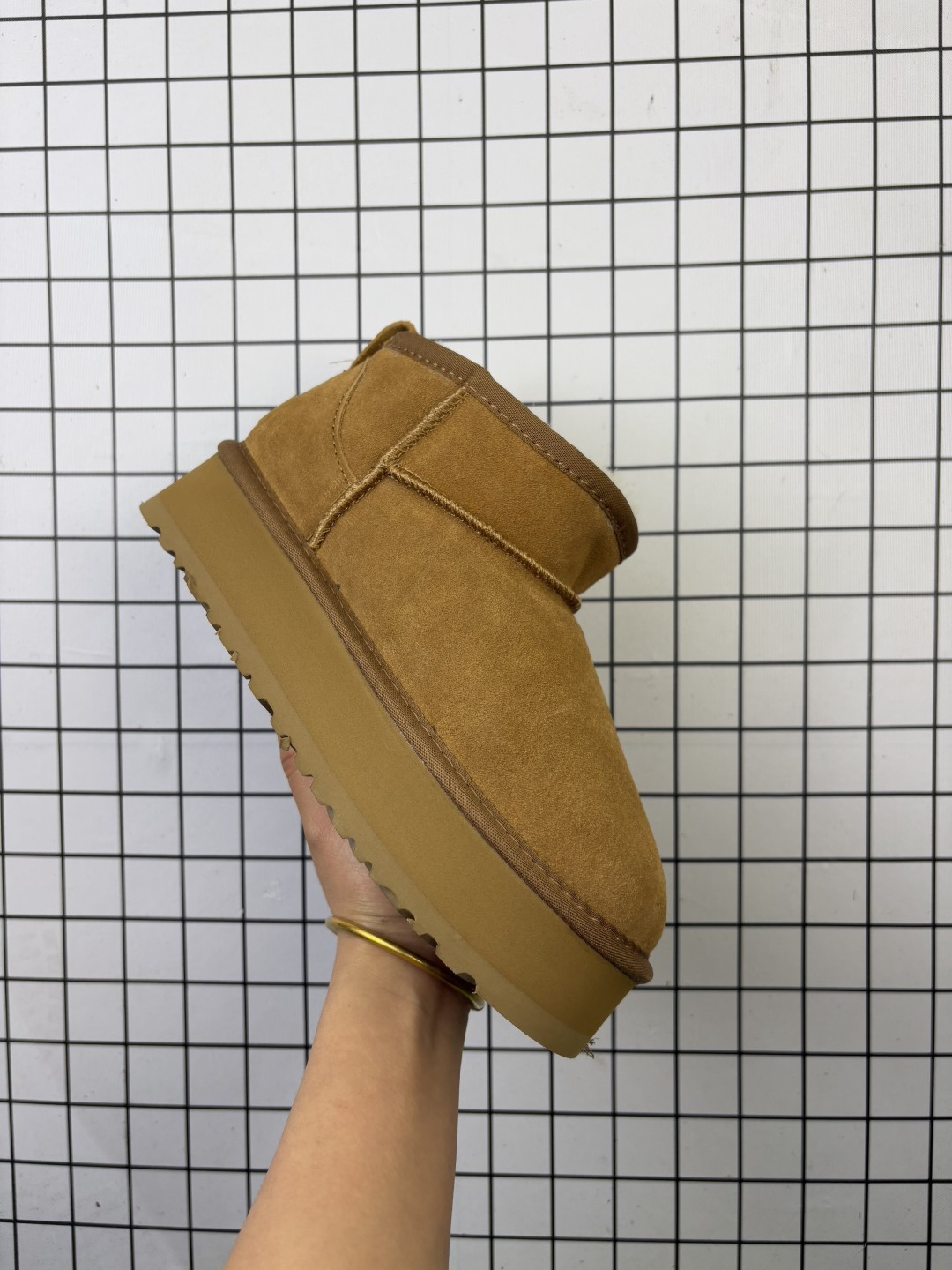 UGG Classic Ultra Mini 周冬雨 王一博同款 薄底短款雪地靴 小红书爆款 羊毛一体迷你短靴 优选翻毛皮鞋面 手感细腻 羊毛内里 舒适亲肤 茸暖舒适 让你无惧寒冷天气 耐磨一体式泡棉鞋套 EVA软弹厚底增高大底 代购级别 冬日必备雪地靴单品 官方货号:1116109 编码老男H