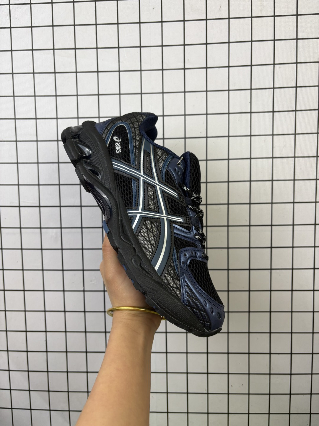 【公司级】亚瑟士 AsicsGel-Nimbus10.1复古跑鞋 厚底增高运动老爹鞋,ASICS 发布 Min-Nano x ASICS Gel-Nimbus 10.1 版本,进一步加强了其在运动鞋领域的影响力.与日本品牌 Min-Nano 的全新合作将高性能与极简主义风格相结合,重新构想了标志性的 Gel-Nimbus 10.结果是一次精致的更新,兼顾功能性和时尚前卫的美学.Gel-Nimbus 10.1 采用柔和的灰色配色方案,并饰有反光的 3M 触感,增添了微妙的微光.该设计采用透气的白色网眼基底,搭配时尚的灰色覆层和奶油色调,营造出低调、百搭的外观.这款鞋款精心打造,展现了 ASICS 和 Min-Nano 对细节的承诺.从加固的拼接到标志性的 GEL 缓震中底,每个元素都确保了更高的舒适度和耐用性.这款时尚的款式将实用性与都市风情相结合,适合运动和日常穿着.GEL 技术以其减震功能而闻名,可在从跑步到休闲城市漫步的各种活动中为双脚提供支持.反光 3M 细节还增加了夜间活动的可见度,在不影响风格的情况下提高了安全性.适合日常通勤走路,但需要适配鞋型,鞋面松散,配色时尚,但GEL胶脚感不太舒适,踩上去的反馈不稳定. 货号:1203A543-002 含半码 编码:大Y