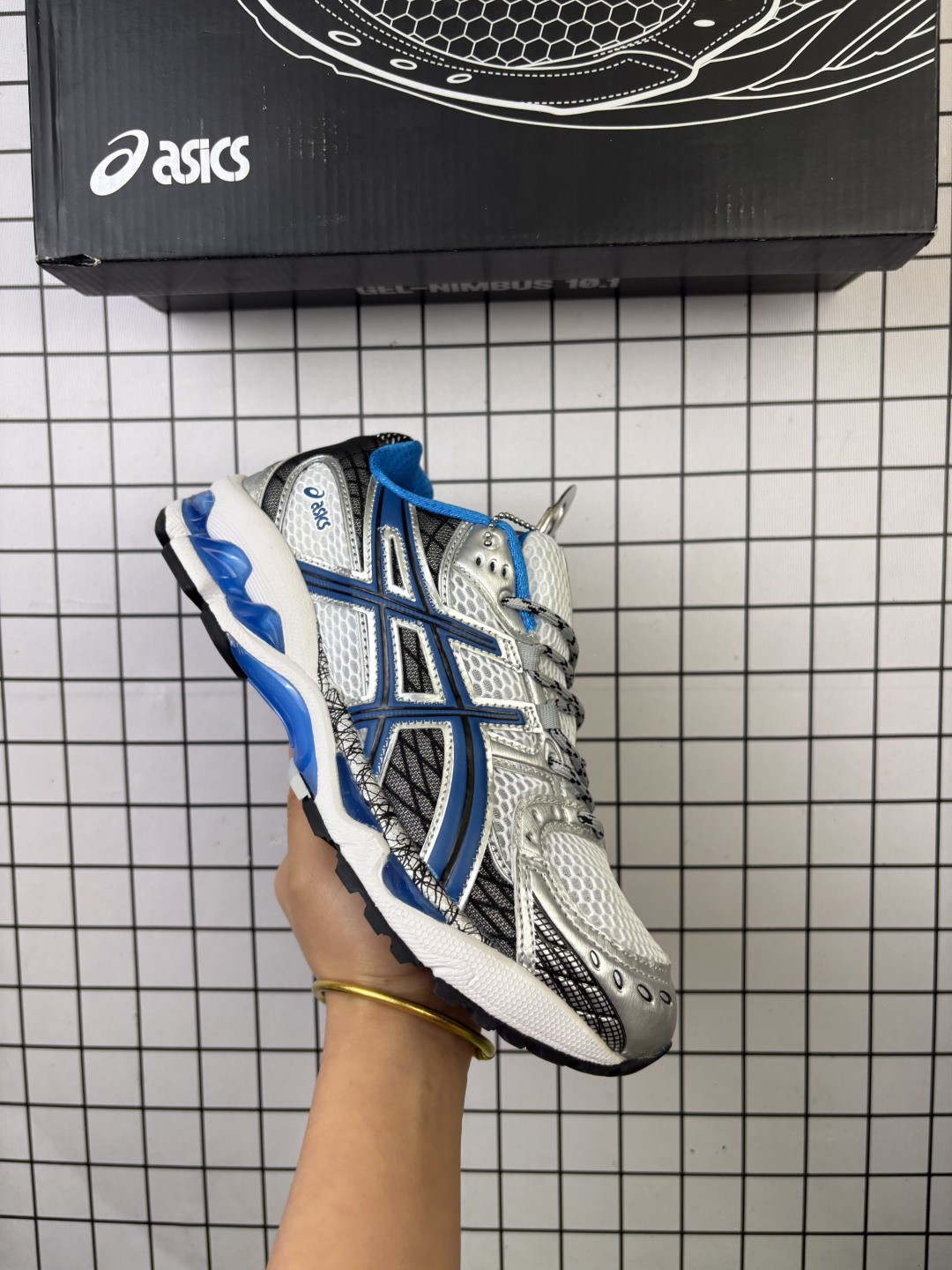 【公司级】亚瑟士 AsicsGel-Nimbus10.1复古跑鞋 厚底增高运动老爹鞋,ASICS 发布 Min-Nano x ASICS Gel-Nimbus 10.1 版本,进一步加强了其在运动鞋领域的影响力.与日本品牌 Min-Nano 的全新合作将高性能与极简主义风格相结合,重新构想了标志性的 Gel-Nimbus 10.结果是一次精致的更新,兼顾功能性和时尚前卫的美学.Gel-Nimbus 10.1 采用柔和的灰色配色方案,并饰有反光的 3M 触感,增添了微妙的微光.该设计采用透气的白色网眼基底,搭配时尚的灰色覆层和奶油色调,营造出低调、百搭的外观.这款鞋款精心打造,展现了 ASICS 和 Min-Nano 对细节的承诺.从加固的拼接到标志性的 GEL 缓震中底,每个元素都确保了更高的舒适度和耐用性.这款时尚的款式将实用性与都市风情相结合,适合运动和日常穿着.GEL 技术以其减震功能而闻名,可在从跑步到休闲城市漫步的各种活动中为双脚提供支持.反光 3M 细节还增加了夜间活动的可见度,在不影响风格的情况下提高了安全性.适合日常通勤走路,但需要适配鞋型,鞋面松散,配色时尚,但GEL胶脚感不太舒适,踩上去的反馈不稳定. 货号:1203A543-002 含半码 编码:大Y