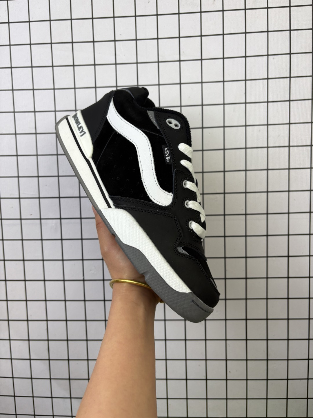 💰110
VANS/万斯 男女鞋真标硫化工艺，升级市面最为正确原装铝楦数据开发鸟嘴楦型，精准收腰起翘牛津大底❗创意放大，携手创意工作室/Imran Potato x Vans Vault Knu-Skool VR3 LX"Black/True White"坎普尔·茱利安系列低帮复古硫化休闲运动板鞋 

类型：男女鞋
码数：35 36 36.5 37 38 38.5 39 40 40.5 41 42 42.5 43 44
编码：648