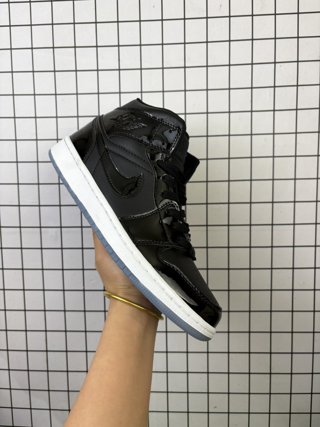 耐克(NIKE)AIR JORDAN 1 MID 男女子篮球鞋时尚轻盈板鞋AJ1乔1运动鞋 乔丹一代 高帮复古休闲篮球鞋.AIR JORDAN 1 MID 搭载内置AIR气垫,柔软、舒适的缓震效果完美捍卫双脚的稳定状态,为起跳、急停和落地等场上动作提供最可靠的保护,即使在面对如今更加激烈的对抗战局时,依然能助你一臂之力,赢得赛场优势.硬质橡胶外底结合弯曲槽和圆形纹路的设计带来一流抓地力与耐磨性,超凡效果让你的每一次出手都弹无虚发.AIR JORDAN 1 MID AJ系列已成为篮球场上的永恒传奇,如今AIR JORDAN 1 MID 承载传统荣耀,将元年神韵与创新元素完美结合,以精致、简约的设计结合匠心独具的细节缔造出足以匹配JORDAN品牌和飞人精神的舒适感、合脚性与透气性.经典AIR气垫和“AIR JORDAN 翅膀”标识更无时无刻不唤起飞人球迷和AJ鞋迷的回忆,值得你纳入珍藏. 类型:男女鞋 货号:DV1308-104 编码:093
