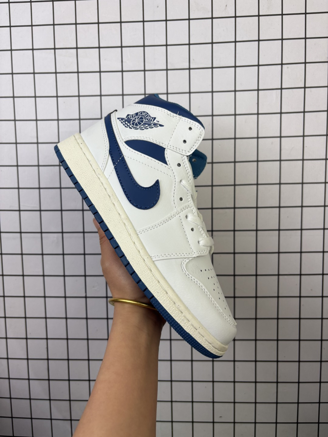 耐克(NIKE)AIR JORDAN 1 MID 男女子篮球鞋时尚轻盈板鞋AJ1乔1运动鞋 乔丹一代 高帮复古休闲篮球鞋.AIR JORDAN 1 MID 搭载内置AIR气垫,柔软、舒适的缓震效果完美捍卫双脚的稳定状态,为起跳、急停和落地等场上动作提供最可靠的保护,即使在面对如今更加激烈的对抗战局时,依然能助你一臂之力,赢得赛场优势.硬质橡胶外底结合弯曲槽和圆形纹路的设计带来一流抓地力与耐磨性,超凡效果让你的每一次出手都弹无虚发.AIR JORDAN 1 MID AJ系列已成为篮球场上的永恒传奇,如今AIR JORDAN 1 MID 承载传统荣耀,将元年神韵与创新元素完美结合,以精致、简约的设计结合匠心独具的细节缔造出足以匹配JORDAN品牌和飞人精神的舒适感、合脚性与透气性.经典AIR气垫和“AIR JORDAN 翅膀”标识更无时无刻不唤起飞人球迷和AJ鞋迷的回忆,值得你纳入珍藏. 类型:男女鞋 货号:DV1308-104 编码:093