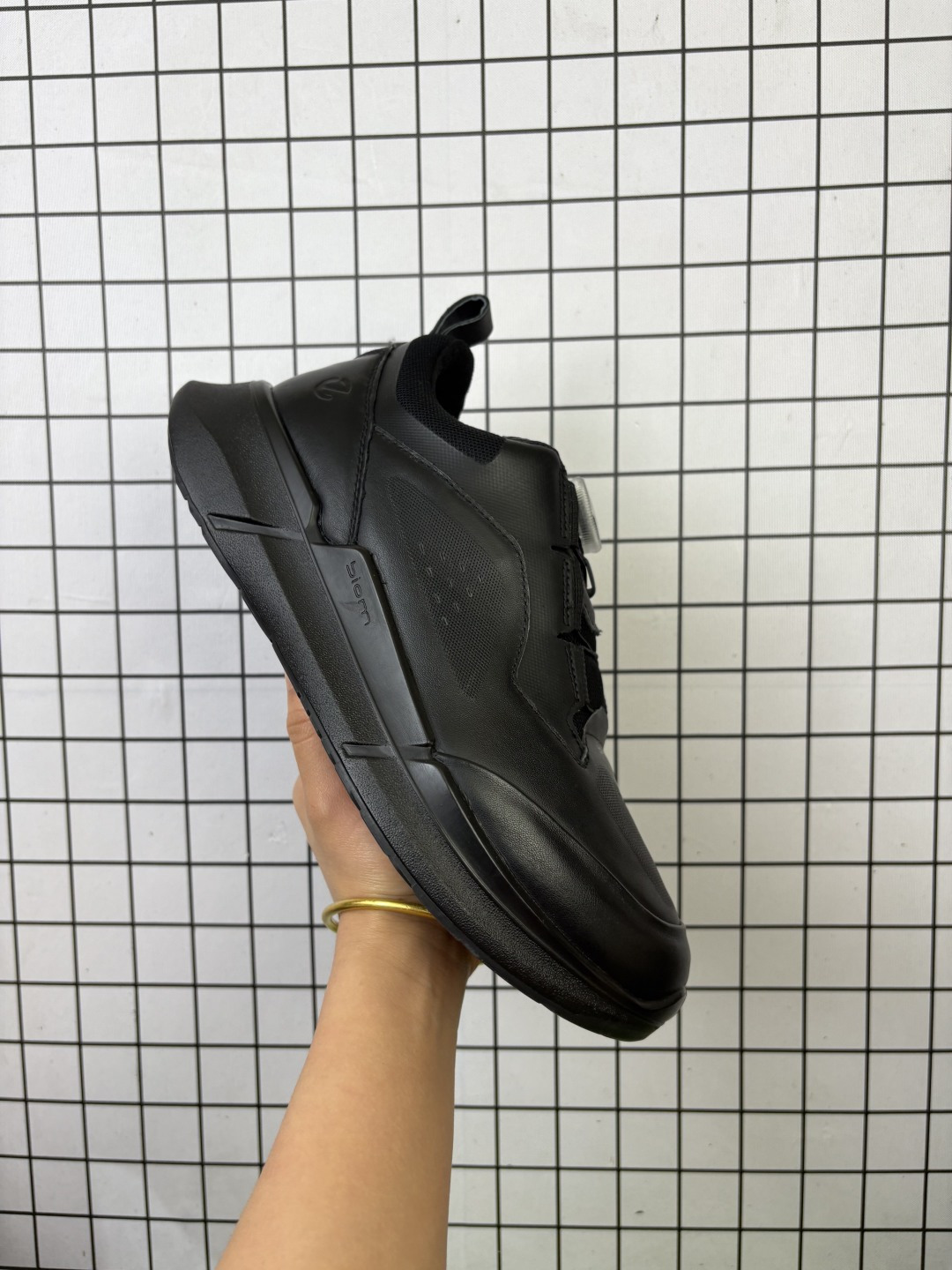 ECCO爱步运动鞋男休闲跑步鞋男 健步BIOM系列 多种材质拼接鞋面，脚感舒适，清爽柔软 出街有型 自然律动科技，符合人体工学鞋楦 贴近足部天然形态 休闲编织系带 穿脱方便 更好的调节松紧 舒适透气内里 柔软亲肤 全新的轻量发泡底材料橡胶大底 柔软舒适，轻量回弹，脚感更轻盈 凹凸底纹 增强鞋子摩擦力和防滑性 轻盈自如