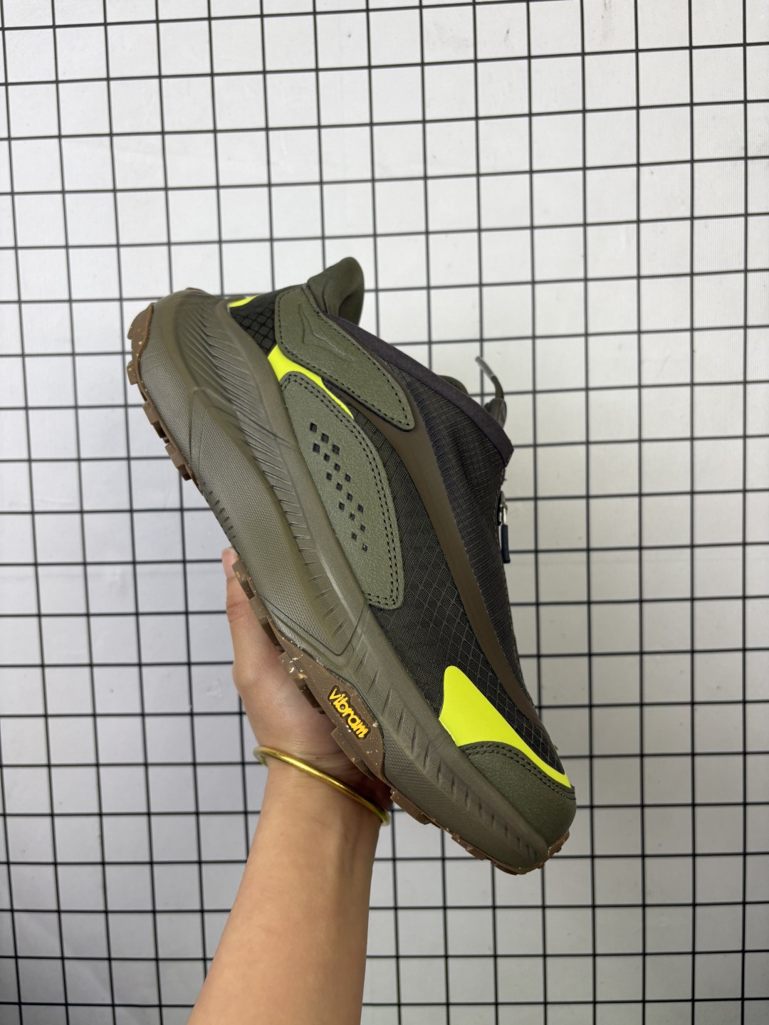 💰150
HOKA ONE ONE PROJECT TRANSPORT 舒适 防滑耐磨 低帮 生活休闲鞋 男女同款 黑色这双鞋也是HOKA提倡环保主义的一双鞋款,中底和外底都使用了部分天然的原材料,环保理念值得点赞!Project 作为Hoka Transport的特别版本,与Transport共用相同的中底配置,鞋面的有所改变。鞋面采用了防撕裂的鞋面,精致肌理感提花,轻盈透气。鞋头和跟后处加有醒目反光条,夜行增加警示作用户外夜间穿着也更安全可靠。鞋子采用了快速鞋带扣,拉链设计造型百搭,穿脱更加方便。超轻泡棉中底,用30%甘蔗纤维为原材料,轻盈提供持久的缓冲。嵌入式鞋床,采用类似赛车座椅的桶式结构,基于不同跑步爱好者的特点进行微调,将双足固定于中底之上。外底采用了 VIBRAM ECOSTEP NATURAL 橡胶沿袭一贯的品质、抓地力和性能高标准橡胶采用90%以上的天然成分,100%的天然色素均源自植物和生物农副产品生产工艺过程未使用溶剂或化学品更环保。
货号:1162850
尺码: 36-45
编码:768