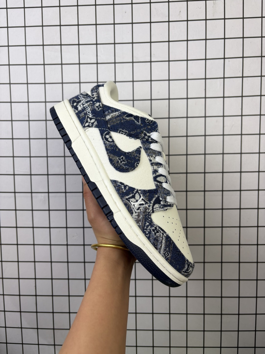 💰110
Nike/耐克 男女鞋真标半码制，全新更新数据窄楦翘头版型，采用荔枝纹牛剖革组合提花牛仔帆布鞋面材质，大厂水平严控清洁度，缜密拉帮中底布，鞋垫嵌EVA缓震物料及背胶，全新窄版翘头耐磨橡胶大底❗️创意定制配色,联乘法国顶级高奢品牌·路易威登Louis Vuitton x Nike SB Dunk Low"LV Monogram"扣篮系列低帮休闲运动滑板板鞋 JH8310-942

类型：男女鞋
码数：36 36.5 37.5 38 38.5 39 40 40.5 41 42 42.5 43 44 45
编码老男H