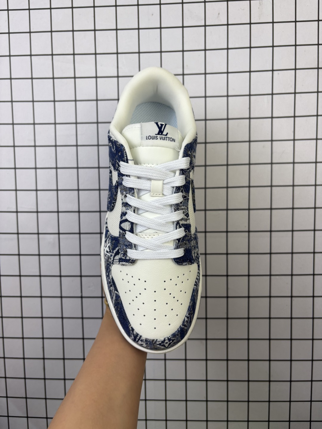 💰110
Nike/耐克 男女鞋真标半码制,全新更新数据窄楦翘头版型,采用荔枝纹牛剖革组合提花牛仔帆布鞋面材质,大厂水平严控清洁度,缜密拉帮中底布,鞋垫嵌EVA缓震物料及背胶,全新窄版翘头耐磨橡胶大底❗️创意定制配色,联乘法国顶级高奢品牌·路易威登Louis Vuitton x Nike SB Dunk Low"LV Monogram"扣篮系列低帮休闲运动滑板板鞋 JH8310-942
类型:男女鞋
码数:36 36.5 37.5 38 38.5 39 40 40.5 41 42 42.5 43 44 45
编码老男H