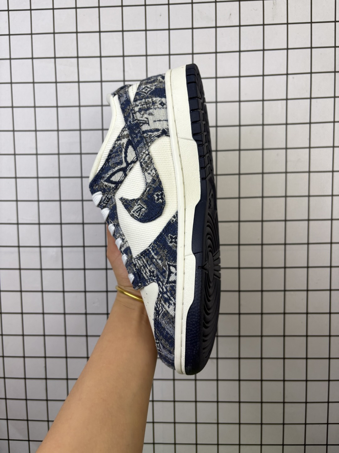 💰110
Nike/耐克 男女鞋真标半码制,全新更新数据窄楦翘头版型,采用荔枝纹牛剖革组合提花牛仔帆布鞋面材质,大厂水平严控清洁度,缜密拉帮中底布,鞋垫嵌EVA缓震物料及背胶,全新窄版翘头耐磨橡胶大底❗️创意定制配色,联乘法国顶级高奢品牌·路易威登Louis Vuitton x Nike SB Dunk Low"LV Monogram"扣篮系列低帮休闲运动滑板板鞋 JH8310-942
类型:男女鞋
码数:36 36.5 37.5 38 38.5 39 40 40.5 41 42 42.5 43 44 45
编码老男H