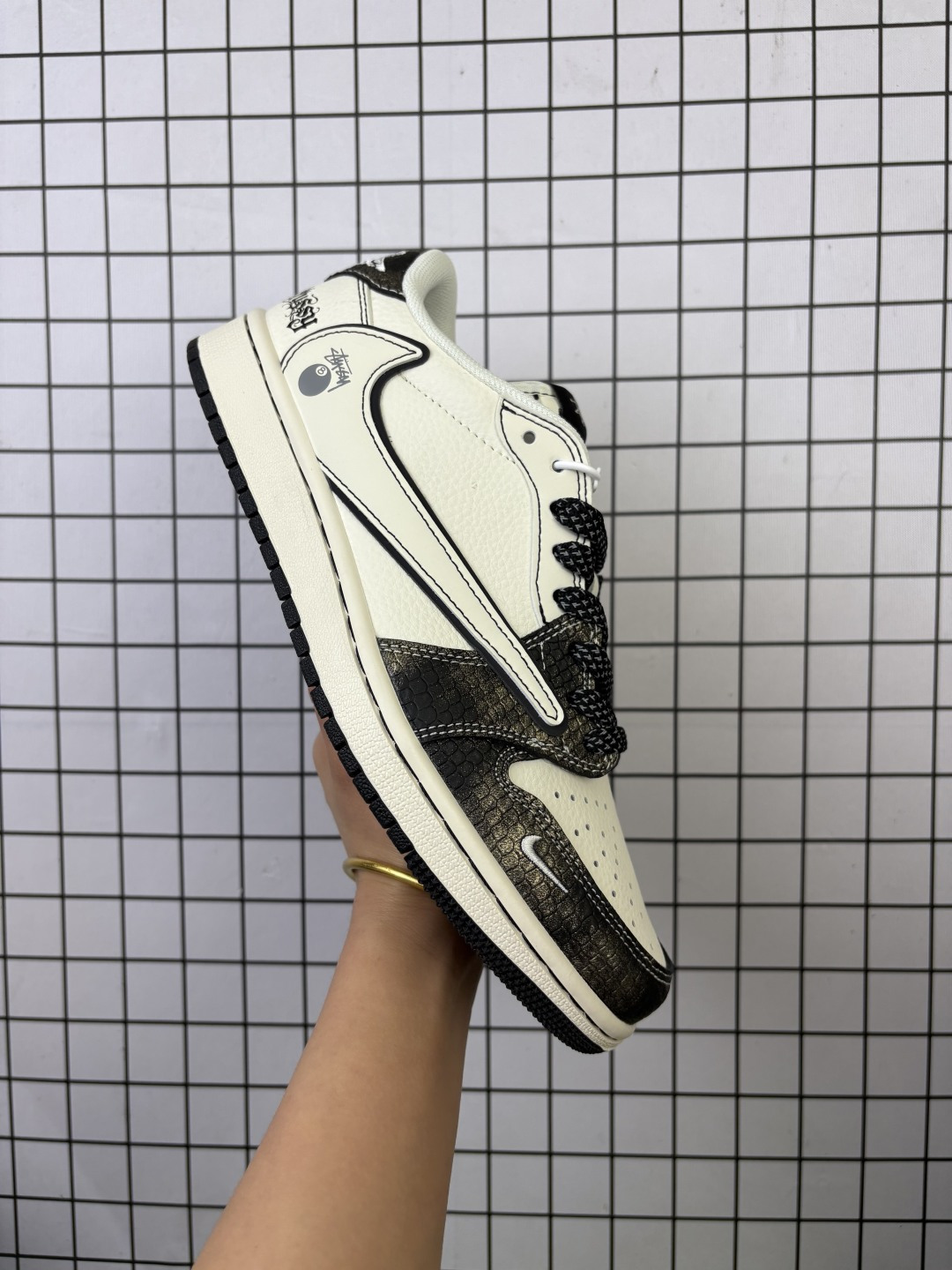 💰150
Jordan/乔丹 男女鞋真标半码制,采用软质牛剖革组合提花帆布鞋面材质,缜密拉帮中底布,鞋垫嵌EVA缓震物料及背胶,内置气垫及耐磨橡胶大底❗️当红嘻哈歌手特拉维斯·斯科特定制联乘法国高奢时装品牌·迪奥/Dior x Travis Scott x Nike Air Jordan 1 Low OG SP"Christian Dior"AJ1乔丹一代经典低帮文化百搭休闲运动篮球鞋“ XF8698-077
类型:男女鞋
码数:36 36.5 37 38 38.5 39 40 40.5 41 42 42.5 43 44 45
编码金