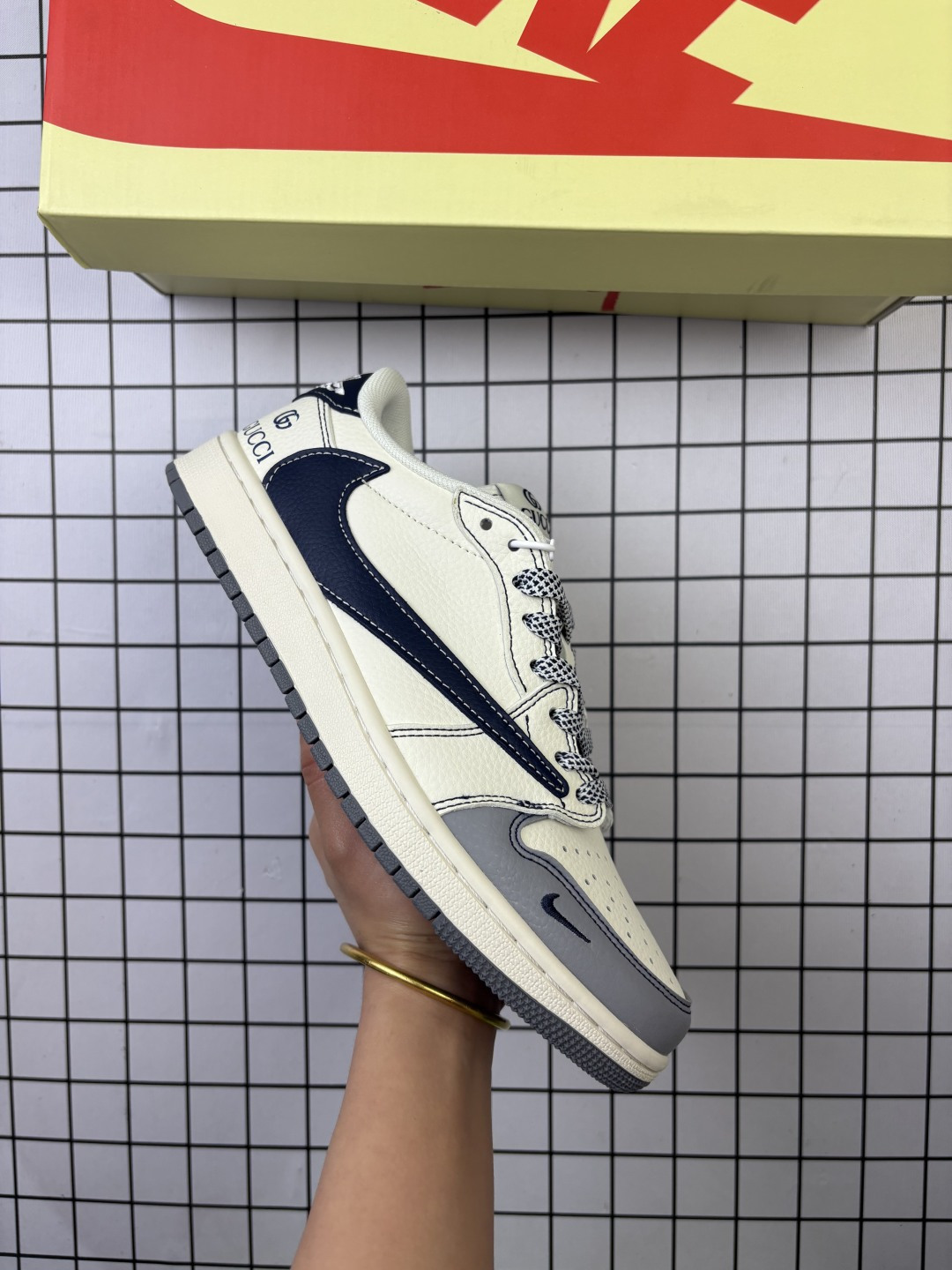 🈴💰150
Jordan/乔丹 男女鞋真标半码制,采用软质牛剖革组合提花帆布鞋面材质,缜密拉帮中底布,鞋垫嵌EVA缓震物料及背胶,内置气垫及耐磨橡胶大底❗️当红嘻哈歌手特拉维斯·斯科特定制联乘法国高奢时装品牌·迪奥/Dior x Travis Scott x Nike Air Jordan 1 Low OG SP"Christian Dior"AJ1乔丹一代经典低帮文化百搭休闲运动篮球鞋“ XF8698-077
类型:男女鞋
码数:36 36.5 37 38 38.5 39 40 40.5 41 42 42.5 43 44 45
编码金