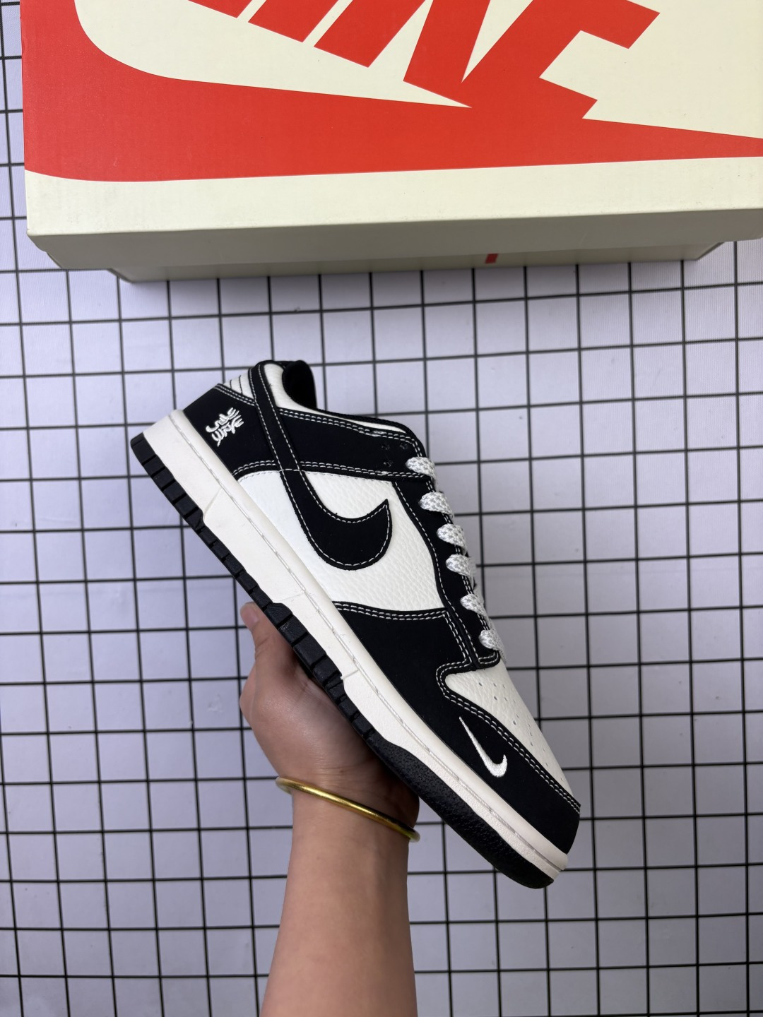 🈴💰150
Nike/耐克 男女鞋真标半码制,全新更新数据窄楦翘头版型,采用固色猪巴革组合牛剖革鞋面材质,缜密拉帮中底布,鞋垫嵌EVA缓震物料及背胶,全新窄版翘头耐磨橡胶大底❗️定制联名,著名户外品牌·北面/The North Face x Nike SB Dunk Low"JDI"扣篮系列低帮休闲运动滑板板鞋“联名黑米白北面炫彩钩子 DM6868-018
类型:男女鞋
码数:36 36.5 37.5 38 38.5 39 40 40.5 41 42 42.5 43 44 45
编码577