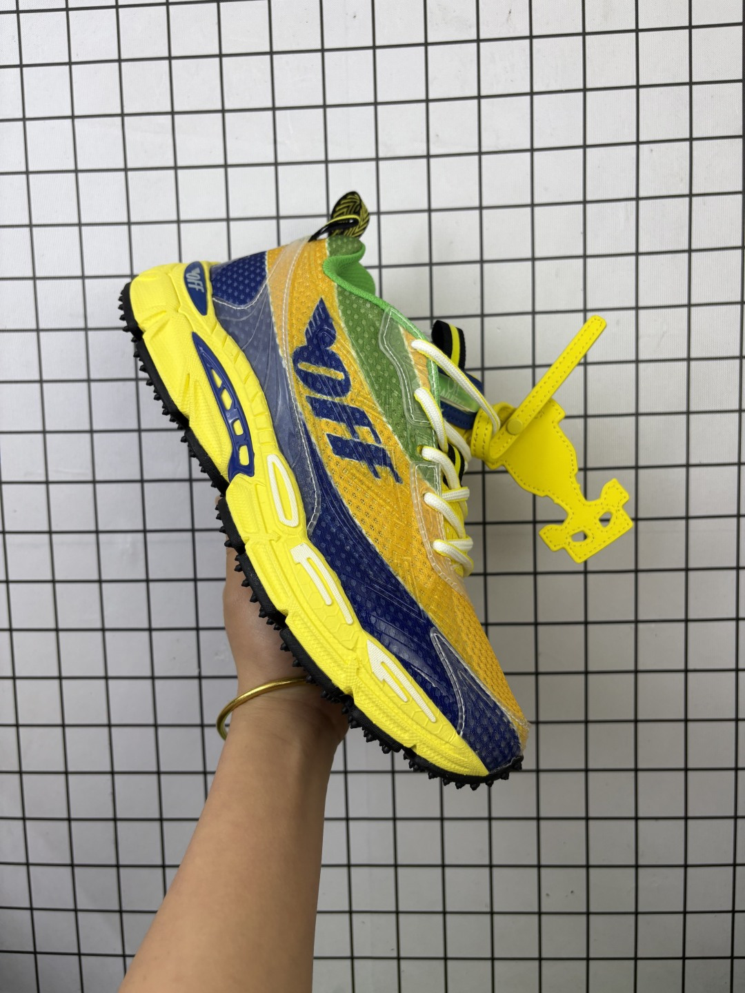 💰340
Off-White C/O VirGil Abloh 人气单品
2024s OW最新款情侣款跑鞋
百分百原盒正确版 原楦原纸板数据开发
4层分离大底 鞋面采用3d立体打印和多种材料拼接而成 防滑耐磨透气性轻便跑鞋
为曾经爆火 并且定位奢潮领域的标志性品牌 Off-White 
仍需要不断更新符合当下潮流时尚的复古运动鞋款，以期收获基本盘消费者的关注🌝并将标志性箭头设计置于显著位置。🧊估计将在未来几个月登陆品牌专柜，喜欢的朋友切莫错过✔️
鞋面：透气网布➕各种特殊定制材料拼接而成✔️
大底：md+tpu+橡胶组合大底
尺码：36 37 38 39 40 41 42 43 44 45 46 47
编码719