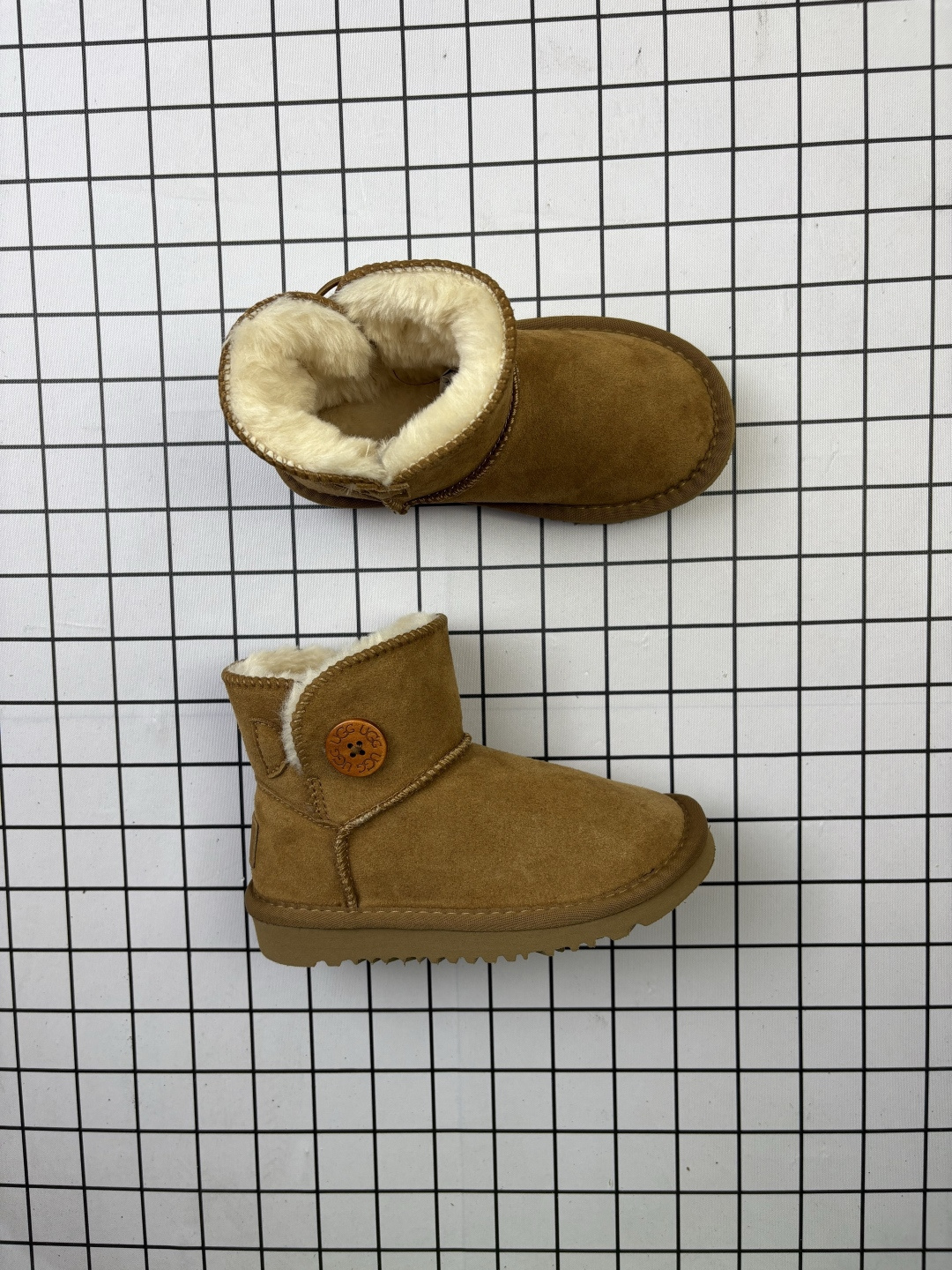 💰90
童鞋：UGG 1116109 Classic Ultra Mini 冬季加毛保暖雪地靴 皮毛一体短靴 
尺码：21～37
编码：新Y