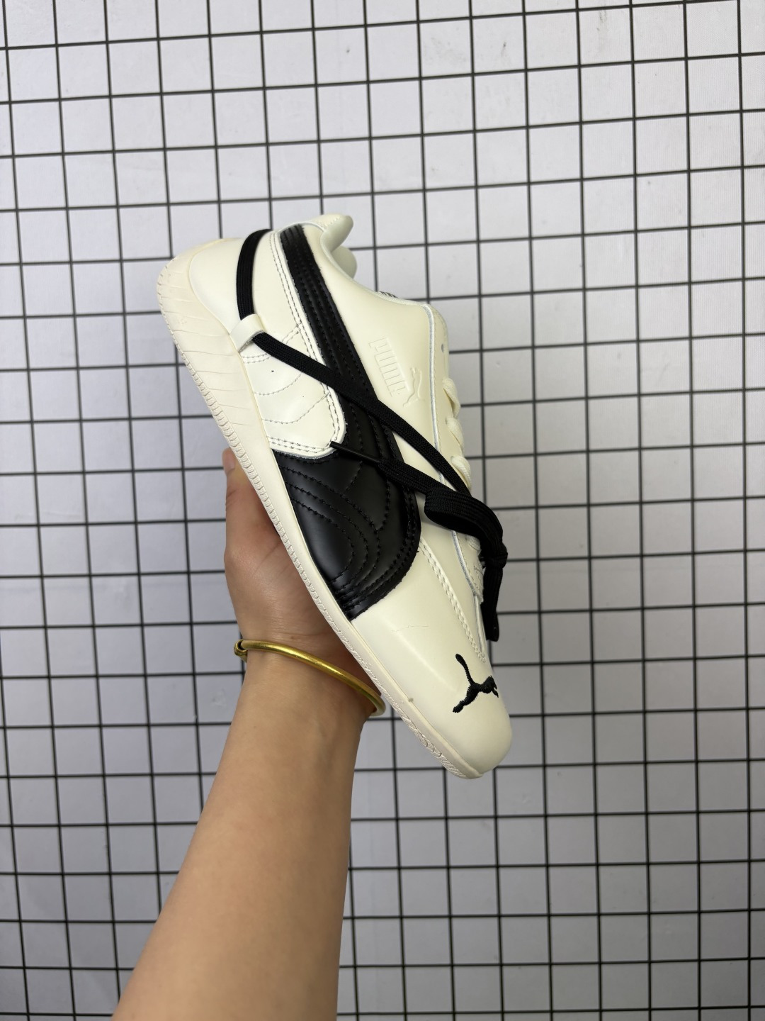 💰110
【公司级】PUMA Speedca OG 彪马极速赛车系列 低帮德训风拼接复古百搭休闲运动赛车鞋 鞋款从80、90年代赛车手所穿的防火赛车鞋为原型，鞋身线条模仿了赛车的流线廓形，体现了空气动力学原理的结构。简约流畅的外观，恰好又和贯穿其中的Formstrip Logo融合恰到好处，视觉上细节丰富且协调。本次Speedcat OG鞋款归来，最大看点自然式保留了窄版鞋型以及薄底构造。这两年各品牌鞋底越做越厚，Speedcat反其道而行之，上脚几乎无鞋底的效果带来耳目一新的视觉体验。鞋面依旧是以质感透气柔软皮革材质打造，并且大面积近乎全包裹的使用，复古味道也愈发浓烈。配色上更是将最原始的黑色和红色带回，向F1赛车队的标志性队服致敬。相信让各位一眼种草的更多是出挑的大红色，上脚即可瞬间点亮整体造型，在以球鞋为核心的OOTD中脱颖而出。而另一款黑色则是低调的万金油，彰显新潮个性的同时又不喧宾夺主，也是热爱简约系穿搭朋友的首选。 

货号：404391
尺码：35-45
编码103