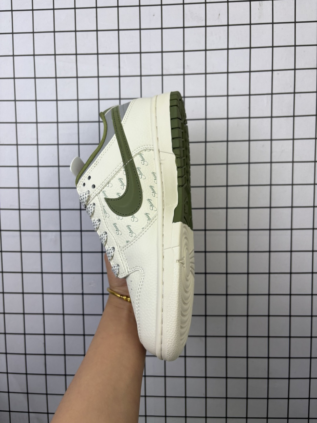 💰150
Nike/耐克 男女鞋真标半码制,全新更新数据窄楦翘头版型,采用牛剖革鞋鞋面材质,缜密拉帮中底布,鞋垫嵌EVA缓震物料及背胶,全新窄版翘头耐磨橡胶大底❗️创意定制联名配色,美国元祖街头潮牌-斯图西/Stussy x Nike By You SB Dunk Low Retro SP扣篮系列低帮休闲运动滑板板鞋“ XS6089-538
类型:男女鞋
码数:36 36.5 37.5 38 38.5 39 40 40.5 41 42 42.5 43 44 45
编码:头H