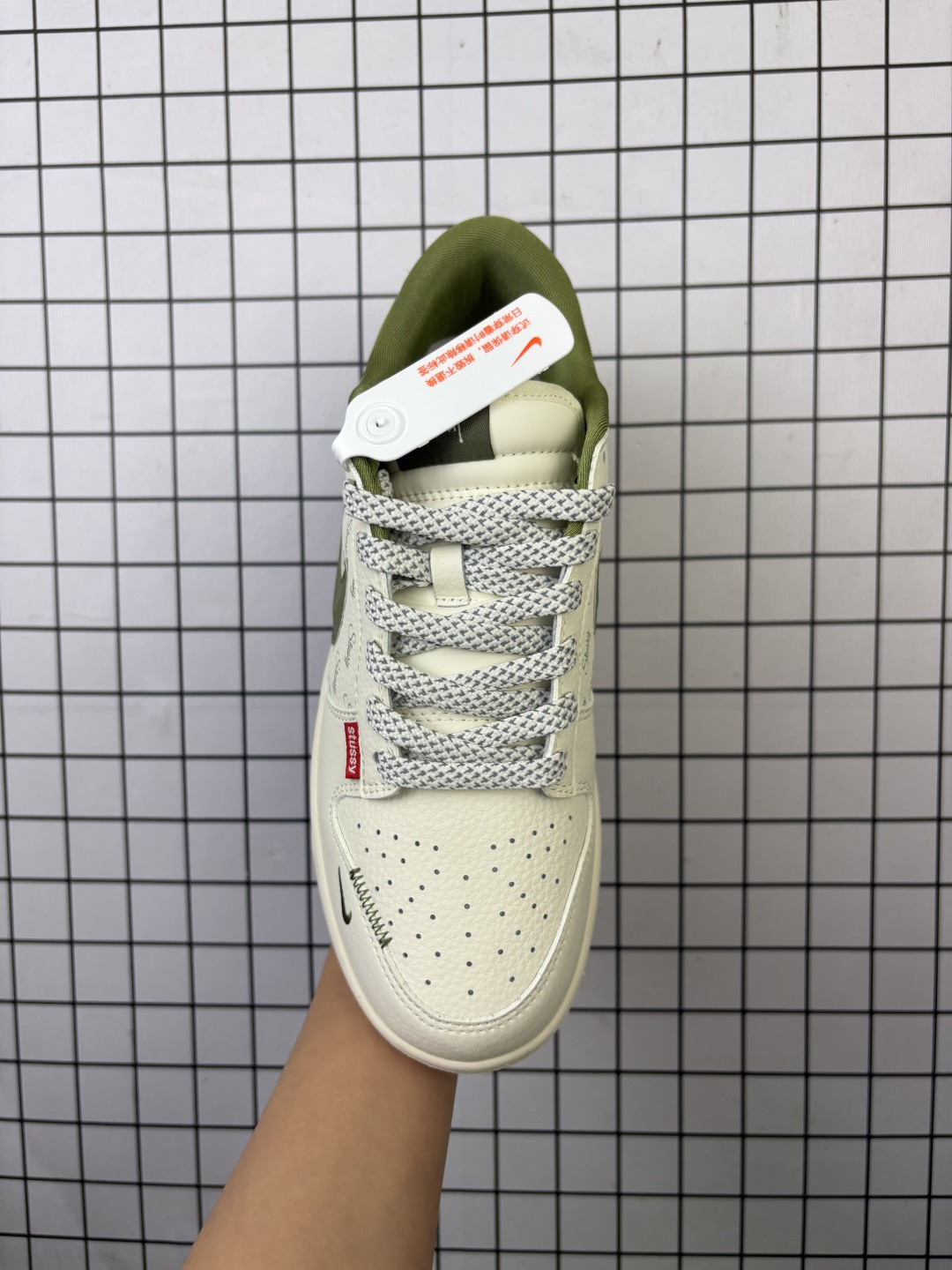 💰150
Nike/耐克 男女鞋真标半码制,全新更新数据窄楦翘头版型,采用牛剖革鞋鞋面材质,缜密拉帮中底布,鞋垫嵌EVA缓震物料及背胶,全新窄版翘头耐磨橡胶大底❗️创意定制联名配色,美国元祖街头潮牌-斯图西/Stussy x Nike By You SB Dunk Low Retro SP扣篮系列低帮休闲运动滑板板鞋“ XS6089-538
类型:男女鞋
码数:36 36.5 37.5 38 38.5 39 40 40.5 41 42 42.5 43 44 45
编码:头H