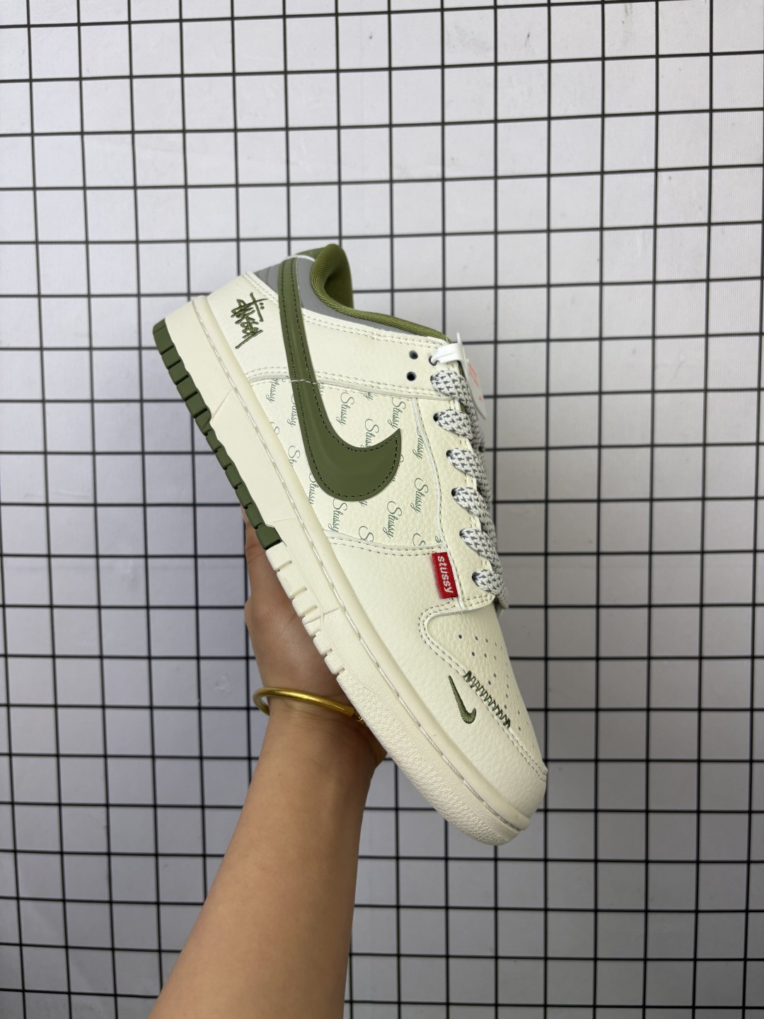 🈴💰150
Nike/耐克 男女鞋真标半码制,全新更新数据窄楦翘头版型,采用牛剖革鞋鞋面材质,缜密拉帮中底布,鞋垫嵌EVA缓震物料及背胶,全新窄版翘头耐磨橡胶大底❗️创意定制联名配色,美国元祖街头潮牌-斯图西/Stussy x Nike By You SB Dunk Low Retro SP扣篮系列低帮休闲运动滑板板鞋“ XS6089-538
类型:男女鞋
码数:36 36.5 37.5 38 38.5 39 40 40.5 41 42 42.5 43 44 45
编码:头H