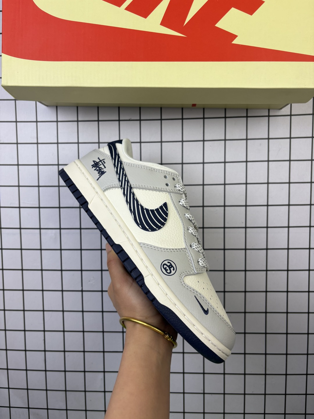 🈴💰150
Nike/耐克 男女鞋真标半码制,全新更新数据窄楦翘头版型,采用牛剖革鞋鞋面材质,缜密拉帮中底布,鞋垫嵌EVA缓震物料及背胶,全新窄版翘头耐磨橡胶大底❗️创意定制联名配色,美国元祖街头潮牌-斯图西/Stussy x Nike By You SB Dunk Low Retro SP扣篮系列低帮休闲运动滑板板鞋“ XS6089-538
类型:男女鞋
码数:36 36.5 37.5 38 38.5 39 40 40.5 41 42 42.5 43 44 45
编码:头H