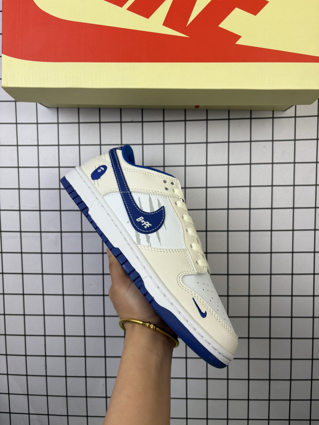 🈴💰150
Nike/耐克 男女鞋真标半码制,全新更新数据窄楦翘头版型,采用牛剖革鞋鞋面材质,缜密拉帮中底布,鞋垫嵌EVA缓震物料及背胶,全新窄版翘头耐磨橡胶大底❗️创意定制联名配色,美国元祖街头潮牌-斯图西/Stussy x Nike By You SB Dunk Low Retro SP扣篮系列低帮休闲运动滑板板鞋“ XS6089-538
类型:男女鞋
码数:36 36.5 37.5 38 38.5 39 40 40.5 41 42 42.5 43 44 45
编码:头H