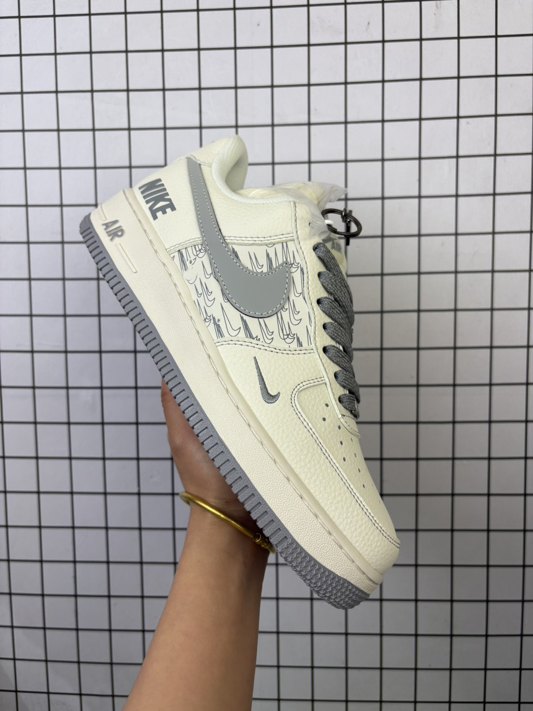 🈴💰150
Nike/耐克 原楦原纸版开发，采用硬质牛剖皮革鞋面材质，内置全掌Air Sole气垫❗中国上海限定配色，联乘志高无上Supreme x Nike Air Force 1"07 Low"White Red"空军一号经典低帮百搭休闲运动板鞋“S HH7518-042

类型：男女鞋
码数：36 36.5 37.5 38 38.5 39 40 40.5 41 42 42.5 43 44 45
编码：头H