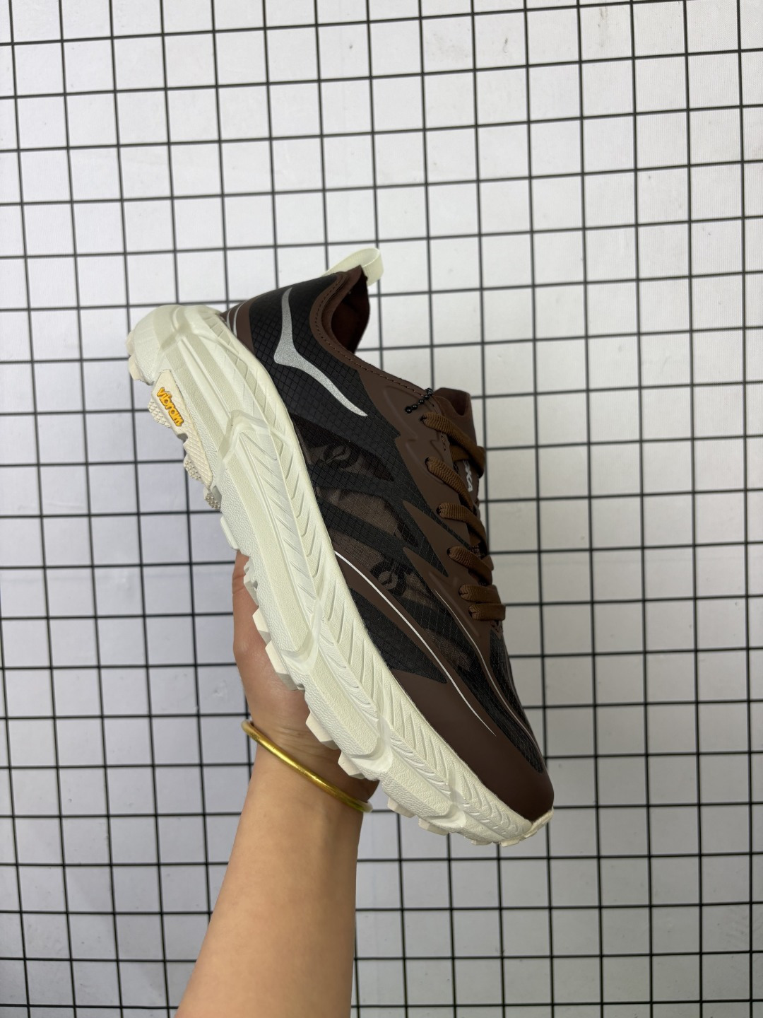 Satisfy x HOKA RUNNING MAFATE TRAIL 全新配色 网面透气 运动鞋 此球鞋继承了HOKA的经典越野鞋型MAFATE SPEED4的设计 更在此基础上进行了创新和提升 使得它既适合户外越野跑 又充满了时尚潮流的元素 它的半透明鞋面设计 不仅让鞋身看起来更加轻便 而且提供了良好的透气性 而保护性的防撕裂尼龙面料 则确保了在复杂地形中的耐用性 货号:1168450 编码306