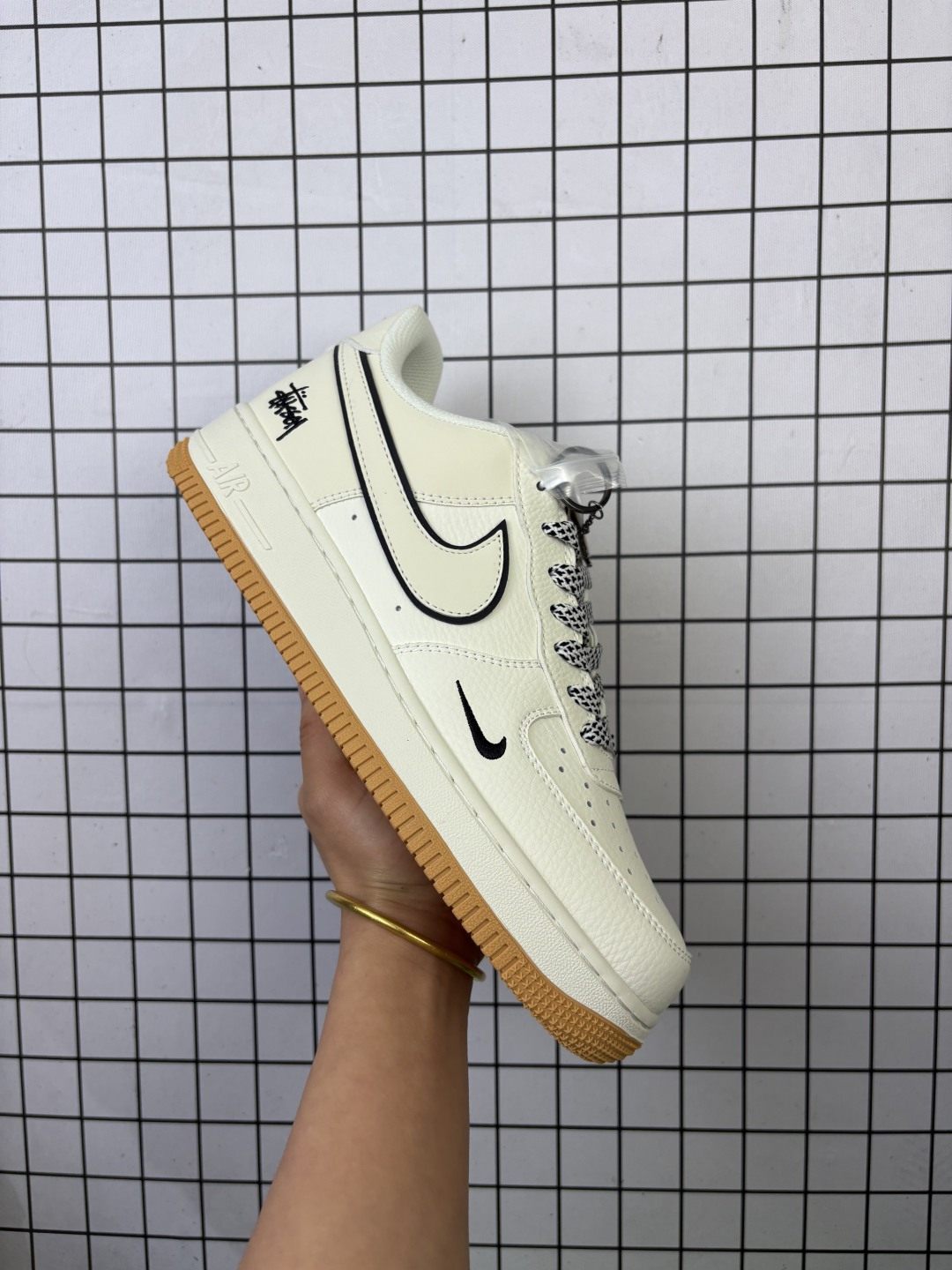 💰230
Nike/耐克 男女鞋真标半码制,原楦原纸版开发版型,采用软质荔枝纹牛剖革组合猪巴革鞋面材质鞋面,内置全掌Air Sole气垫❗美国元祖街头潮牌-斯图西Stussy x Nike Air Force 1´07 Low"Stussy"空军一号经典低帮百搭休闲运动板鞋“ CS5288-055
类型:男女鞋
码数:36 36.5 37.5 38 38.5 39 40 40.5 41 42 42.5 43 44 45