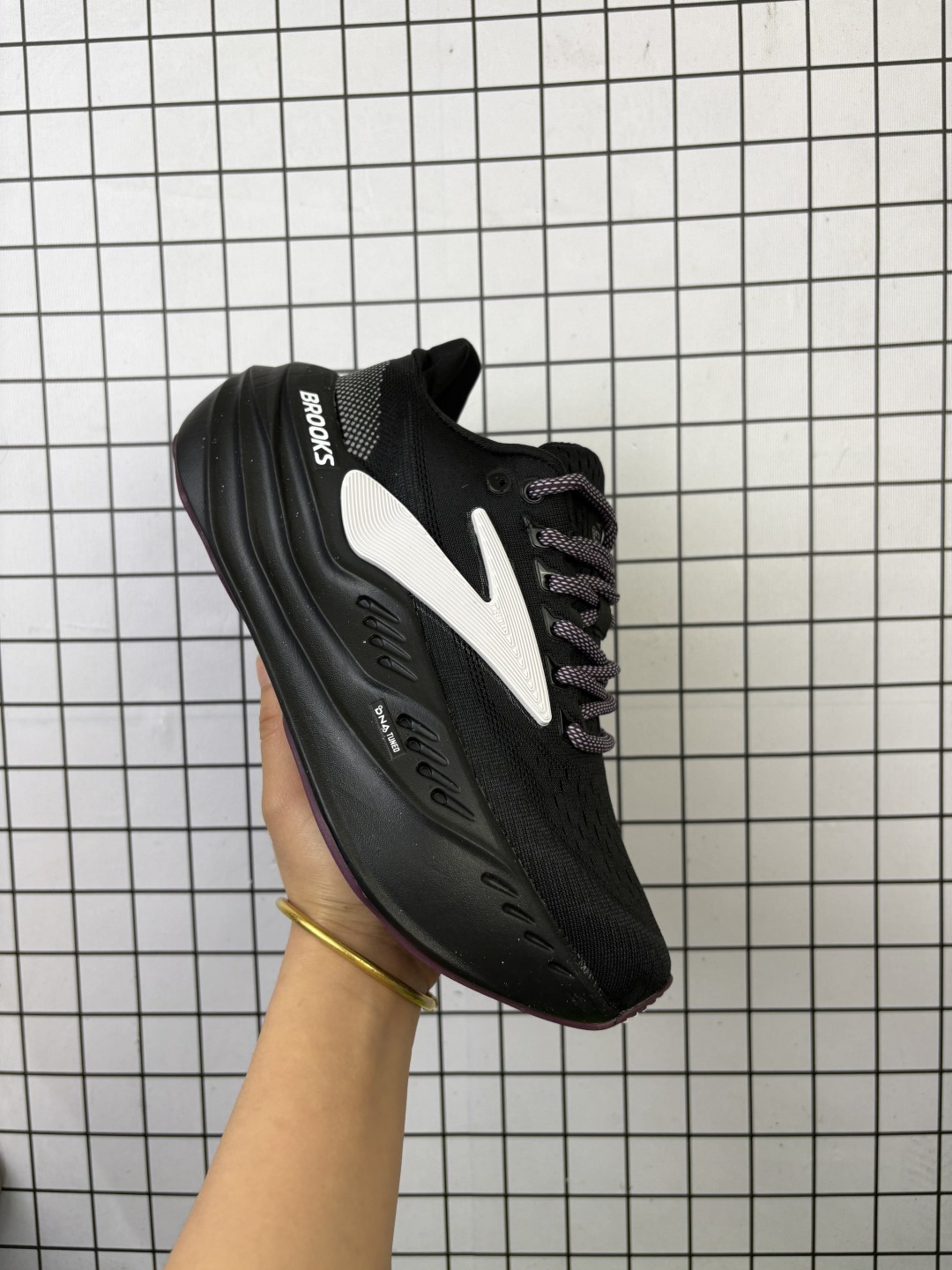 布鲁克斯 Glycerin Max 超级甘油:舒适的增高神器!Brooks Glycerin Max‌是一款极具突破性的顶级缓震运动跑鞋,由百年专业跑鞋品牌Brooks推出.Glycerin Max超级甘油作为Glycerin甘油系列的颠覆之作,带来了全新的科技和设计.Glycerin Max超级甘油采用了DNA TUNED中底技术,这是一种将超临界泡沫颗粒采用双重分子注氮技术一体成型的超级中底.前掌区域使用了更多小分子材料,提供迅捷灵敏的回弹反馈;后掌区域则使用了更多大分子材料,使落地更加舒适软弹.这种设计使得DNA TUNED在运动性能上全面超越了DNA LOFT V3,动能更持久,吸收冲击更均衡,能力回馈更强,耐用度更好‌.Glycerin Max超级甘油适合大体重跑者、热爱长距离跑的跑者以及有高强度训练后恢复跑需求的跑者.其柔软缓震与高效回弹的特性,使得这款跑鞋在保护关节和提升运动表现方面表现出色.用户评价普遍认为其舒适度高,回弹效果好,适合长时间跑步和训练‌. 编码可L