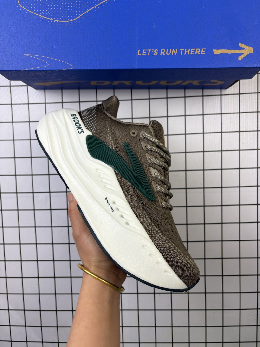 布鲁克斯 Glycerin Max 超级甘油:舒适的增高神器!Brooks Glycerin Max‌是一款极具突破性的顶级缓震运动跑鞋,由百年专业跑鞋品牌Brooks推出.Glycerin Max超级甘油作为Glycerin甘油系列的颠覆之作,带来了全新的科技和设计.Glycerin Max超级甘油采用了DNA TUNED中底技术,这是一种将超临界泡沫颗粒采用双重分子注氮技术一体成型的超级中底.前掌区域使用了更多小分子材料,提供迅捷灵敏的回弹反馈;后掌区域则使用了更多大分子材料,使落地更加舒适软弹.这种设计使得DNA TUNED在运动性能上全面超越了DNA LOFT V3,动能更持久,吸收冲击更均衡,能力回馈更强,耐用度更好‌.Glycerin Max超级甘油适合大体重跑者、热爱长距离跑的跑者以及有高强度训练后恢复跑需求的跑者.其柔软缓震与高效回弹的特性,使得这款跑鞋在保护关节和提升运动表现方面表现出色.用户评价普遍认为其舒适度高,回弹效果好,适合长时间跑步和训练‌. 编码可L
