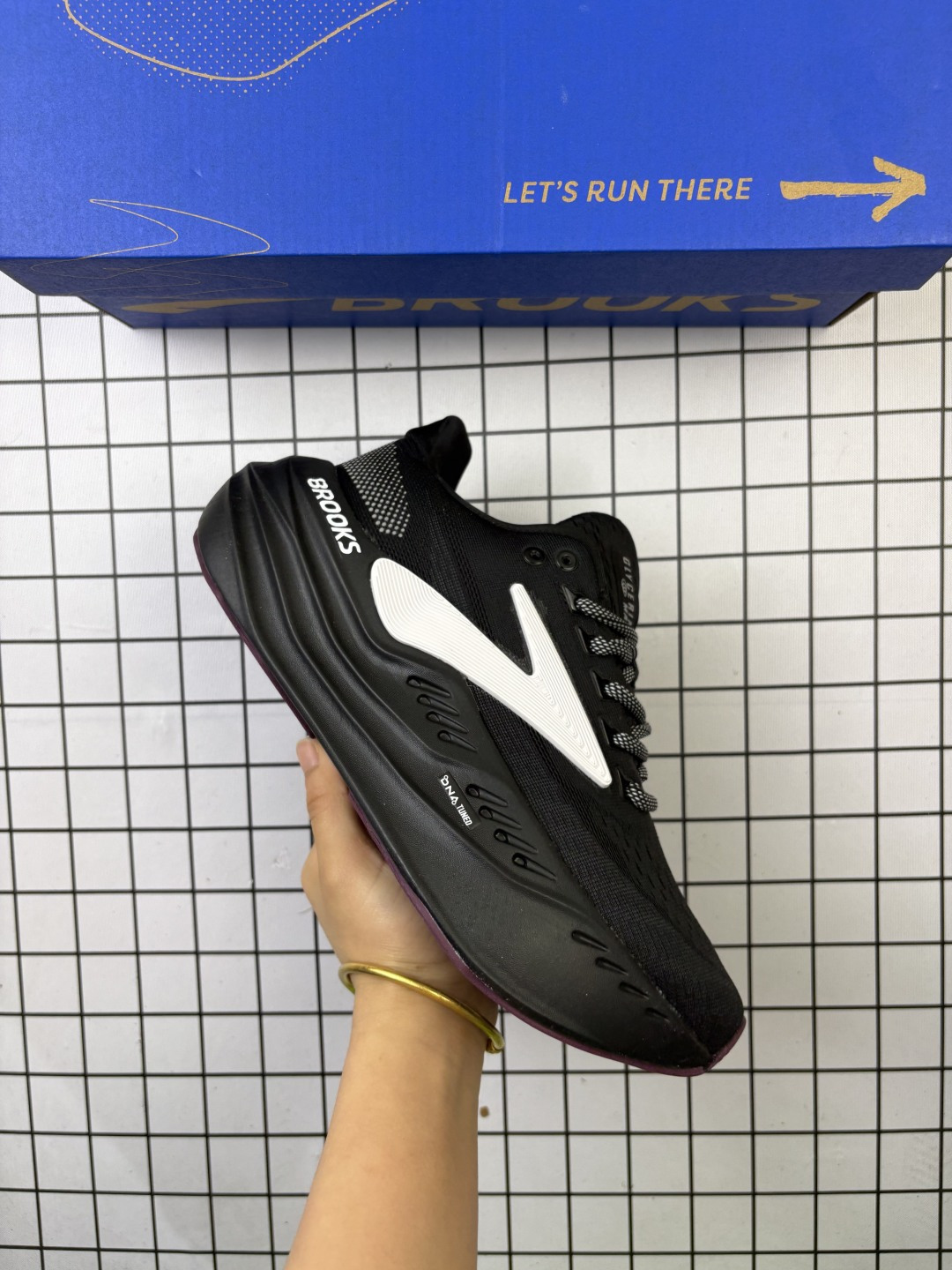 布鲁克斯 Glycerin Max 超级甘油:舒适的增高神器!Brooks Glycerin Max‌是一款极具突破性的顶级缓震运动跑鞋,由百年专业跑鞋品牌Brooks推出.Glycerin Max超级甘油作为Glycerin甘油系列的颠覆之作,带来了全新的科技和设计.Glycerin Max超级甘油采用了DNA TUNED中底技术,这是一种将超临界泡沫颗粒采用双重分子注氮技术一体成型的超级中底.前掌区域使用了更多小分子材料,提供迅捷灵敏的回弹反馈;后掌区域则使用了更多大分子材料,使落地更加舒适软弹.这种设计使得DNA TUNED在运动性能上全面超越了DNA LOFT V3,动能更持久,吸收冲击更均衡,能力回馈更强,耐用度更好‌.Glycerin Max超级甘油适合大体重跑者、热爱长距离跑的跑者以及有高强度训练后恢复跑需求的跑者.其柔软缓震与高效回弹的特性,使得这款跑鞋在保护关节和提升运动表现方面表现出色.用户评价普遍认为其舒适度高,回弹效果好,适合长时间跑步和训练‌. 编码可L