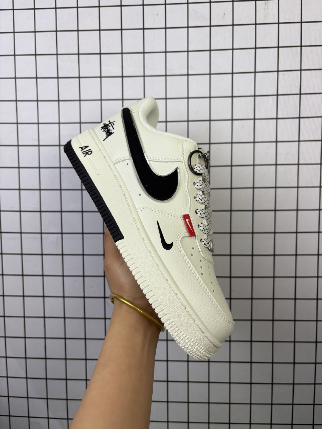 💰150
Nike/耐克 男女鞋真标半码制,原楦原纸版开发版型,采用软质荔枝纹牛剖革鞋面材质鞋面,内置全掌Air Sole气垫❗美国元祖街头潮牌-斯图西Stussy x Nike Air Force 1´07 Low"Stussy"空军一号经典低帮百搭休闲运动板鞋“ CS5288-010
类型:男女鞋
码数:36 36.5 37.5 38 38.5 39 40 40.5 41 42 42.5 43 44 45
编码:577