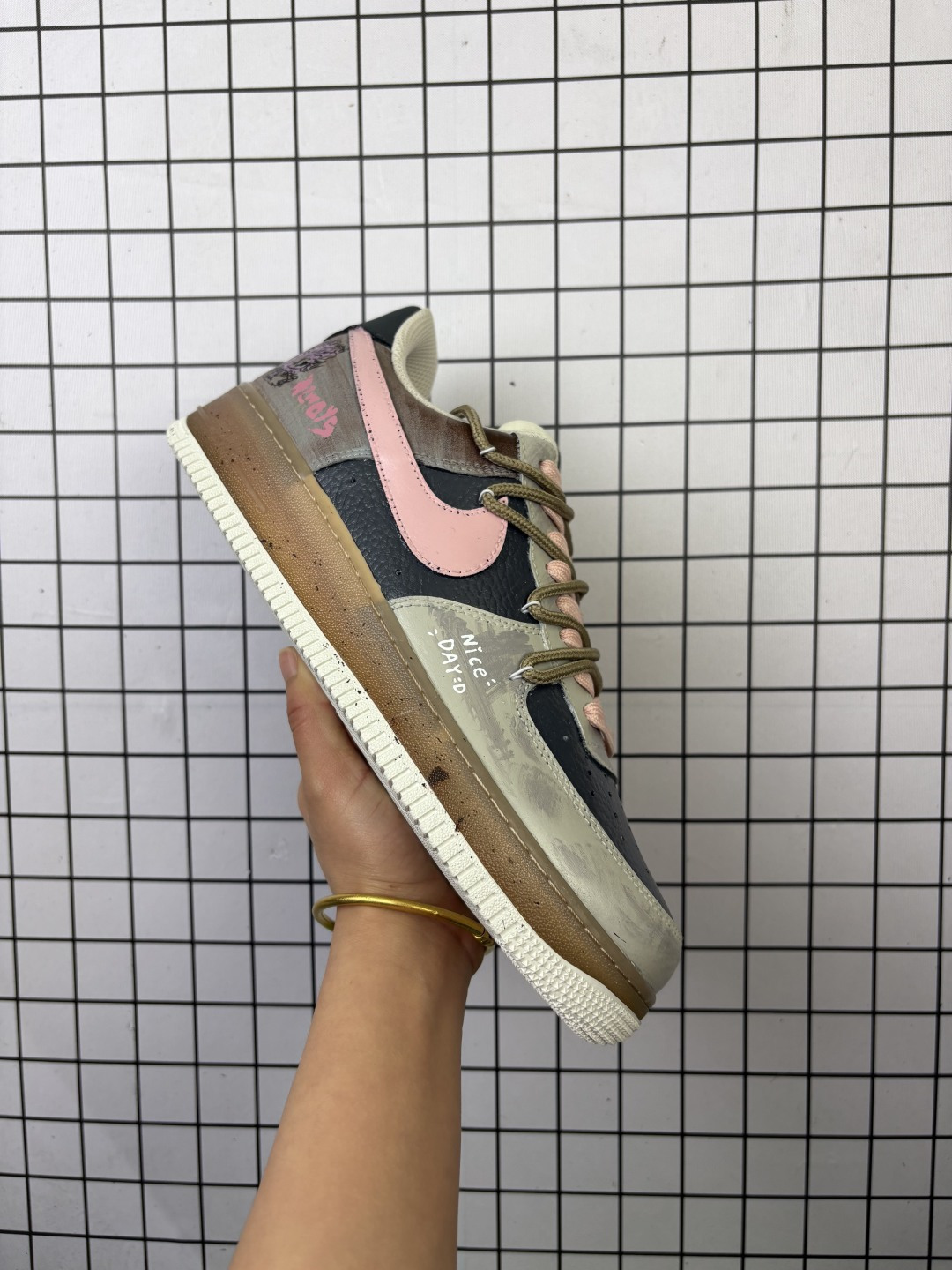 💰230
Nike Air Force 1'07 Low "Mist Powder Diary" 手绘涂鸦 雾粉日记 空军一号低帮休闲板鞋 CW1888-680
#雾面灰调的松弛感,又晕开柔粉的甜意 像阴天里忽然透出的软光。鞋身的“Nice Day:D”是随手写下的碎碎念,侧旁的涂鸦小字藏着没说尽的情绪,做旧的鞋底像踩过了几程温柔的日子
尺码:36 36.5 37.5 38 38.5 39 40 40.5 41 42 42.5 43 44 44.5 45