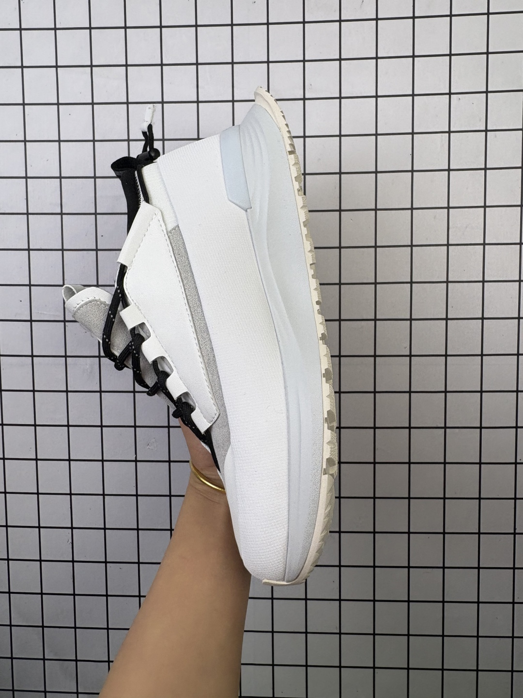 💰180 公司级✅男女鞋原楦开发纸版楦型#采用防水耐磨纤维革组合采用固色翻毛皮与头层皮饰片鞋面材质#中底增高加厚缓震PU组合防滑耐磨锯齿大底❗️秋境无际,逸界前行！加拿大服饰品牌/加拿大鹅Canada Goose Glacier Trail Sneaker冰川越野系列低帮厚底轻量户外登山运动鞋“白黑”7785W 尺码36-45 编码688 Canada Goose加拿大鹅推出2024秋冬系列新品，为衣橱增添季节质感，赋予造型多样可能，令你尽情展现个性，以焕新风貌探享无界自然。本季以升级功能性面料与深邃色调为基调，呈现多款个性行装与鞋履配饰单品，轻松应对季节过渡时期的多变气候，无论是畅游在都市街巷，抑或是穿梭于静谧旷野，皆能提供时刻的周到防护，随心前行，万境无拘。以轻盈之姿，跨越四季变换，探寻广袤新境。Canada Goose 加拿大鹅Glacier Trail运动鞋采用创新透气的HDry®技术制成，优异性能与多样功能性融入时尚设计中，多款清新、自然的全新配色，轻松适配不同场景，与你一同游弋都市街头，或邂逅自然秘境，踏遍精彩旅途。