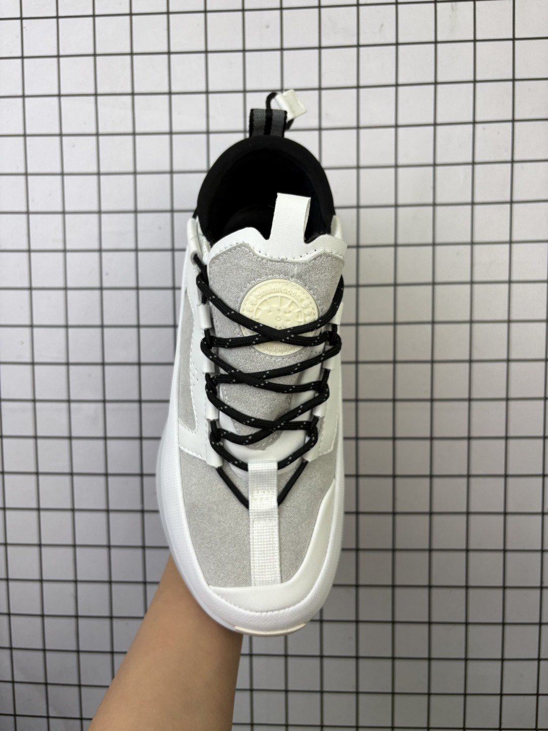 💰180 公司级✅男女鞋原楦开发纸版楦型#采用防水耐磨纤维革组合采用固色翻毛皮与头层皮饰片鞋面材质#中底增高加厚缓震PU组合防滑耐磨锯齿大底❗️秋境无际,逸界前行！加拿大服饰品牌/加拿大鹅Canada Goose Glacier Trail Sneaker冰川越野系列低帮厚底轻量户外登山运动鞋“白黑”7785W 尺码36-45 编码688 Canada Goose加拿大鹅推出2024秋冬系列新品，为衣橱增添季节质感，赋予造型多样可能，令你尽情展现个性，以焕新风貌探享无界自然。本季以升级功能性面料与深邃色调为基调，呈现多款个性行装与鞋履配饰单品，轻松应对季节过渡时期的多变气候，无论是畅游在都市街巷，抑或是穿梭于静谧旷野，皆能提供时刻的周到防护，随心前行，万境无拘。以轻盈之姿，跨越四季变换，探寻广袤新境。Canada Goose 加拿大鹅Glacier Trail运动鞋采用创新透气的HDry®技术制成，优异性能与多样功能性融入时尚设计中，多款清新、自然的全新配色，轻松适配不同场景，与你一同游弋都市街头，或邂逅自然秘境，踏遍精彩旅途。