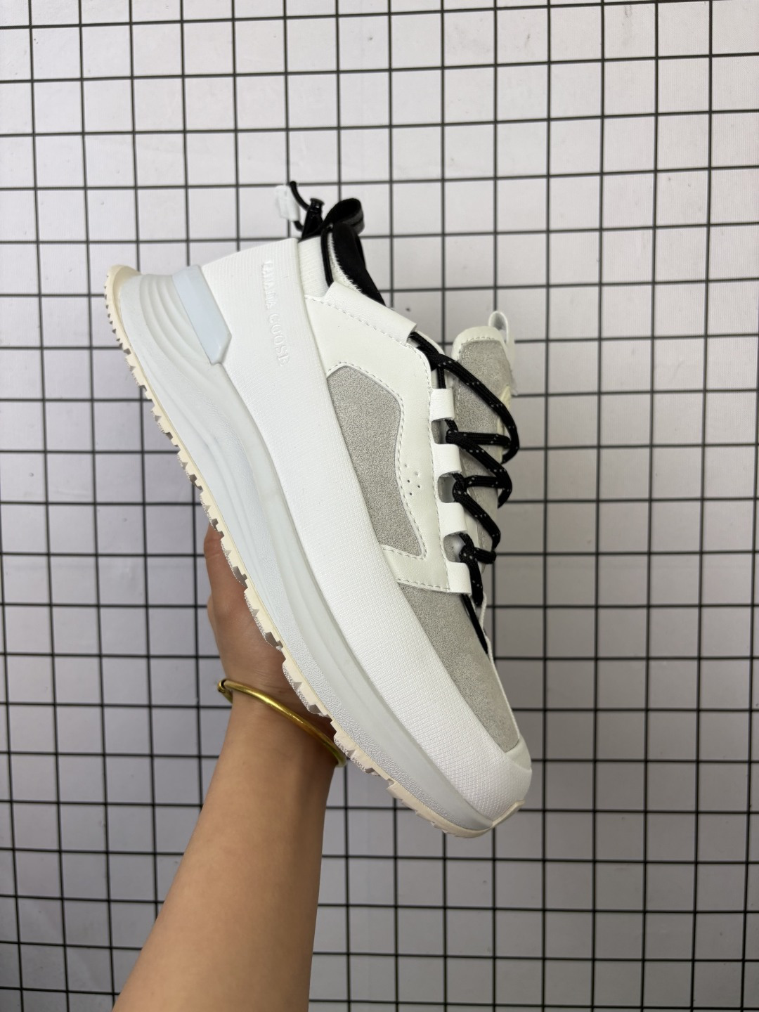 💰180 公司级✅男女鞋原楦开发纸版楦型#采用防水耐磨纤维革组合采用固色翻毛皮与头层皮饰片鞋面材质#中底增高加厚缓震PU组合防滑耐磨锯齿大底❗️秋境无际,逸界前行！加拿大服饰品牌/加拿大鹅Canada Goose Glacier Trail Sneaker冰川越野系列低帮厚底轻量户外登山运动鞋“白黑”7785W 尺码36-45 编码688 Canada Goose加拿大鹅推出2024秋冬系列新品，为衣橱增添季节质感，赋予造型多样可能，令你尽情展现个性，以焕新风貌探享无界自然。本季以升级功能性面料与深邃色调为基调，呈现多款个性行装与鞋履配饰单品，轻松应对季节过渡时期的多变气候，无论是畅游在都市街巷，抑或是穿梭于静谧旷野，皆能提供时刻的周到防护，随心前行，万境无拘。以轻盈之姿，跨越四季变换，探寻广袤新境。Canada Goose 加拿大鹅Glacier Trail运动鞋采用创新透气的HDry®技术制成，优异性能与多样功能性融入时尚设计中，多款清新、自然的全新配色，轻松适配不同场景，与你一同游弋都市街头，或邂逅自然秘境，踏遍精彩旅途。