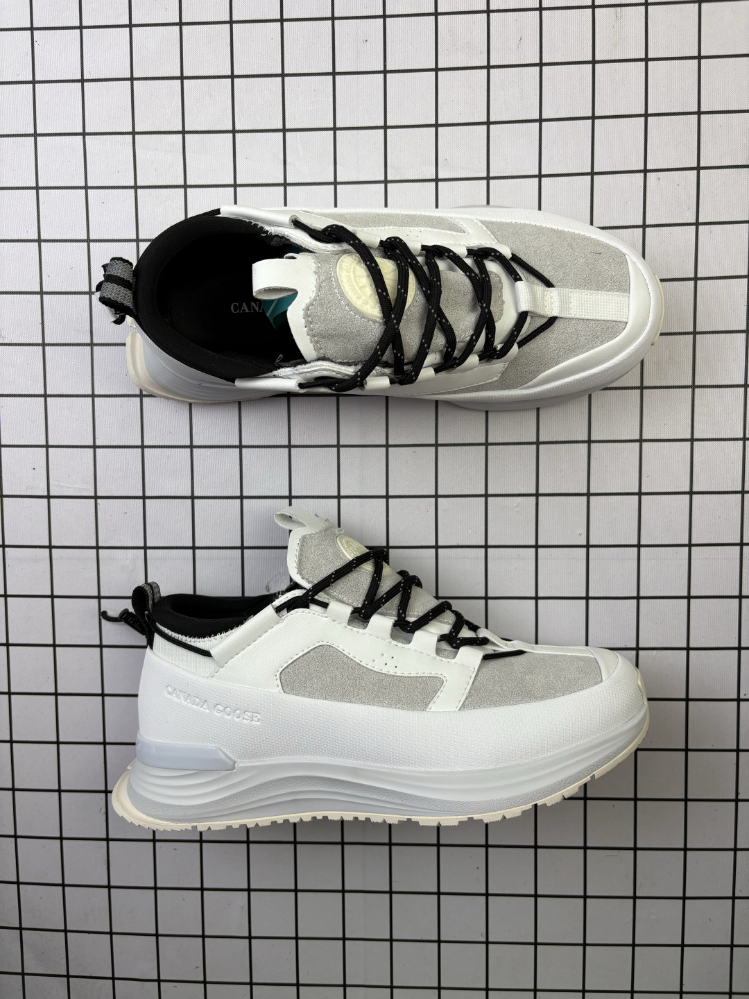 💰180 公司级✅男女鞋原楦开发纸版楦型#采用防水耐磨纤维革组合采用固色翻毛皮与头层皮饰片鞋面材质#中底增高加厚缓震PU组合防滑耐磨锯齿大底❗️秋境无际,逸界前行！加拿大服饰品牌/加拿大鹅Canada Goose Glacier Trail Sneaker冰川越野系列低帮厚底轻量户外登山运动鞋“白黑”7785W 尺码36-45 编码688 Canada Goose加拿大鹅推出2024秋冬系列新品，为衣橱增添季节质感，赋予造型多样可能，令你尽情展现个性，以焕新风貌探享无界自然。本季以升级功能性面料与深邃色调为基调，呈现多款个性行装与鞋履配饰单品，轻松应对季节过渡时期的多变气候，无论是畅游在都市街巷，抑或是穿梭于静谧旷野，皆能提供时刻的周到防护，随心前行，万境无拘。以轻盈之姿，跨越四季变换，探寻广袤新境。Canada Goose 加拿大鹅Glacier Trail运动鞋采用创新透气的HDry®技术制成，优异性能与多样功能性融入时尚设计中，多款清新、自然的全新配色，轻松适配不同场景，与你一同游弋都市街头，或邂逅自然秘境，踏遍精彩旅途。