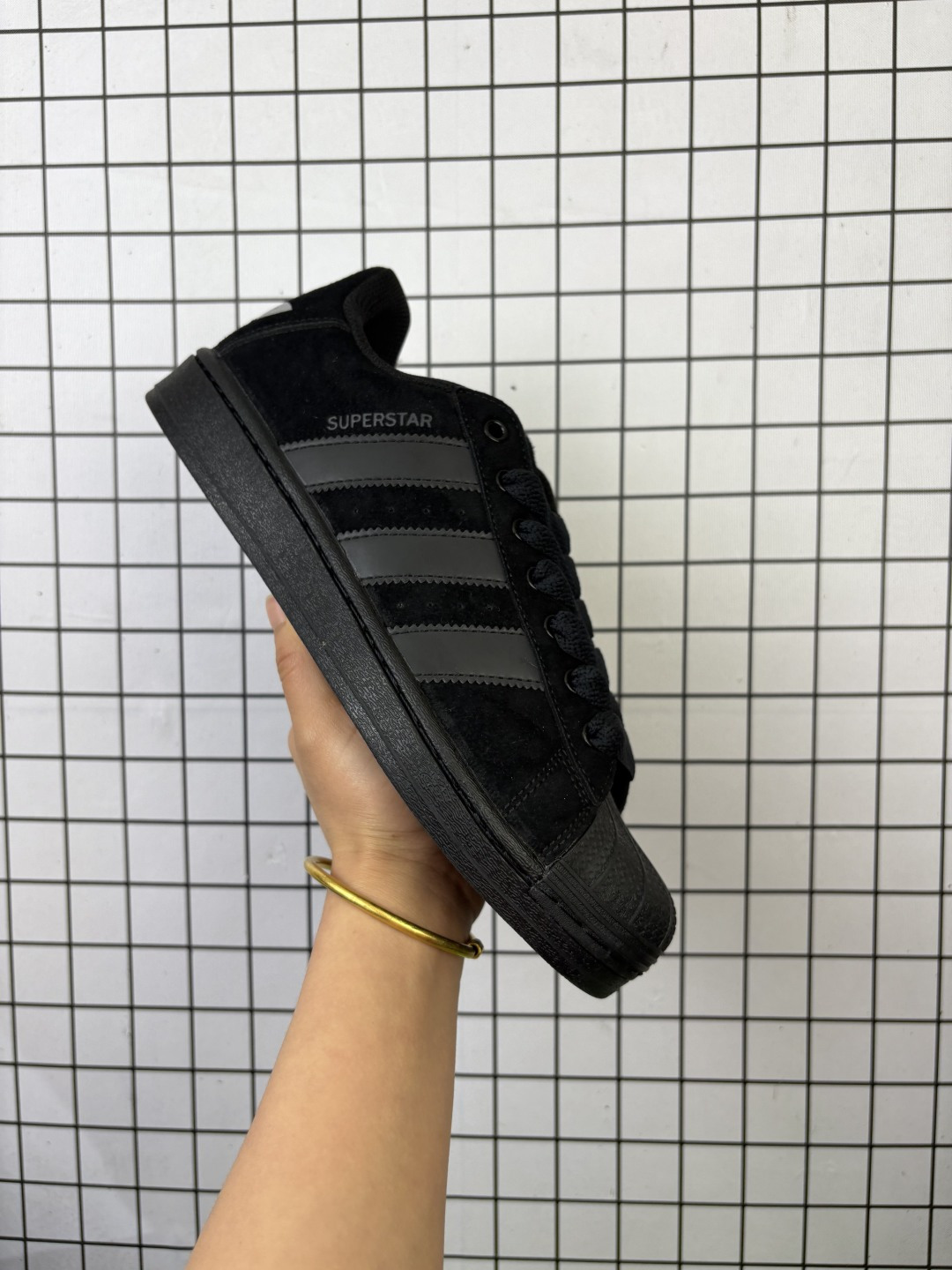 💰100 采用硬质粒面牛剖革鞋面材质#高密度EVA发泡软缓震中底拉帮工艺#外置旧版Adidas标耐磨防滑橡胶大底❗"经典一哥"，阿迪达斯/三叶草Adidas Originals Superstar"Black/White"经典贝壳头系列低帮百搭休闲运动板鞋Duo官方货号#IF7913 尺码：35 36 36⅔ 37⅓ 38 38⅔ 39⅓ 40 40⅔ 41⅓ 42 42⅔ 43⅓ 44 44⅔ 45 今年的情人节限定系列鞋款套装包括Superstar、Forum Exhibit Low 2 等鞋型，正是在这样一个浪漫节日，情侣之间用来传达爱意的手写情书成为此次鞋款的设计灵感。 Superstar（IE6976）、（IE6977）两款配色在白色皮革鞋身基础上分别搭配粉红色和墨水蓝色细节，鞋舌、后跟、鞋垫等部分融入“信封”元素，并旨在通过鞋身的古典手写体文字传递心意，侧面三条纹则暗藏“爱心”镂空装饰，印有经典三叶草标志的火漆印章力求成为整体的点睛之笔。今年的adidas Originals 情人节限定鞋款整体配色均以白色为主，辅以俏皮粉色和墨水蓝色，活力满满。作为近几年来越来越热门的情人节主题系列球鞋，这回的限定鞋款在延续经典轮廓和运动美学的基础上，将情书这一设计主题体现得淋漓尽致，时尚又百搭。 编码688 36-44