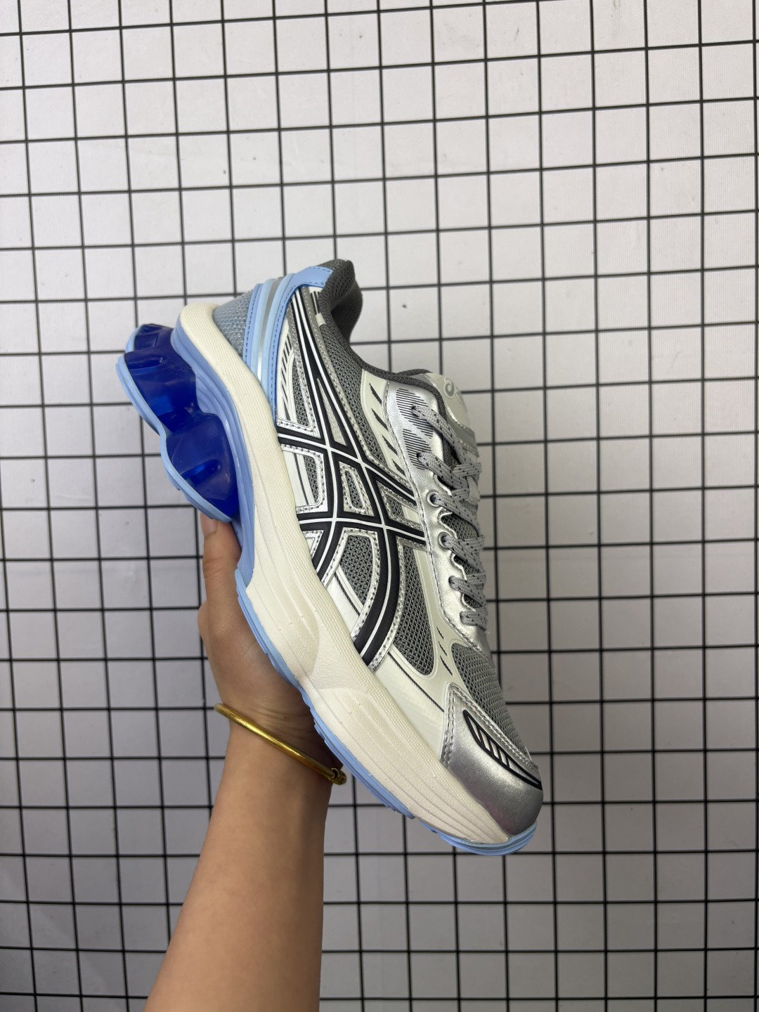 💰170
【公司级】亚瑟士Asics Gel-Kinetic Fluent  舒适百搭 合成革防滑耐磨 低帮跑步鞋 男款 首先配色上十分经典百搭的黑金配色，非常好去搭配衣裤穿着，出街运动都不错。其次，穿着如踩在棉花上一样非常的柔软舒适，运动跑步都很不错！#新年开运好鞋  #ASICS亚瑟士  #复古跑鞋  #蛇年战靴登场  #2025第一份哇塞礼物

尺码:  40-45
编码: 753