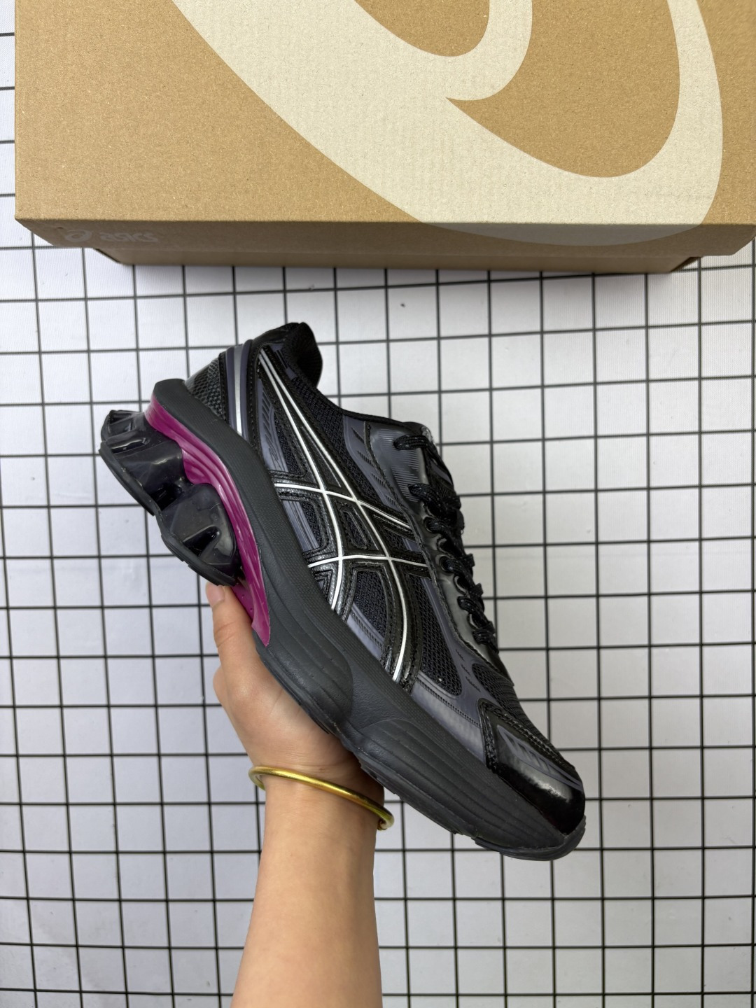 🈴💰170
【公司级】亚瑟士Asics Gel-Kinetic Fluent  舒适百搭 合成革防滑耐磨 低帮跑步鞋 男款 首先配色上十分经典百搭的黑金配色，非常好去搭配衣裤穿着，出街运动都不错。其次，穿着如踩在棉花上一样非常的柔软舒适，运动跑步都很不错！#新年开运好鞋  #ASICS亚瑟士  #复古跑鞋  #蛇年战靴登场  #2025第一份哇塞礼物

尺码:  40-45
编码: 753