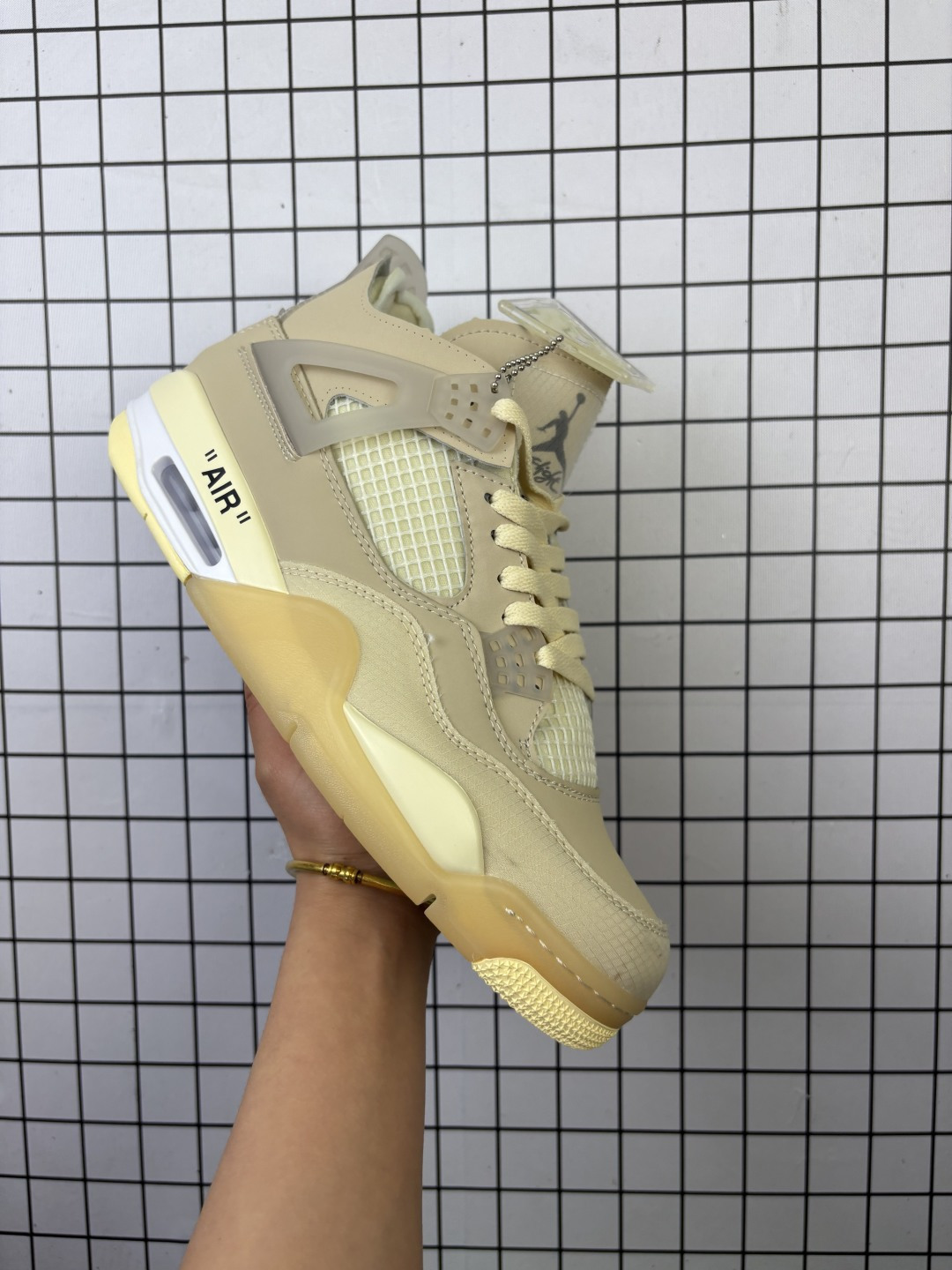 💰140
原鞋开发1.1性价比 完美免修版型
Air Jordan AJ4 Retro 全套原纸板楦头开发 原厂特供皮料加持 确保原汁原味 完美呈现四代版型 一比一鞋头弧度高度鞋身弧度 数据细节工艺流程均保持原鞋一致 原厂TPU网格鞋带扣 正确内里网布 菱角分明不变形无多余毛边 柔软性质感一致于原鞋 市场唯一原厂鞋扣模具 背面可见隐藏注塑口 原厂织唛标 原厂飞人电绣工艺 尾指中部跳三针 独家绑鞋带手法 印刷中底布 四线拉帮 米色美纹纸贴合固定 进口港宝加持 后跟自然饱满 全鞋荧光划线卡点 追求极致完美 每一双都是工艺品 多重QC质检 超越公司货的品控标准 实实在在的免检产品 
货号: CV9388-100
尺码：36 36.5 37.5 38 38.5 39 40 40.5 41 42 42.5 43 44 44.5 45 46 47.5 
编码554