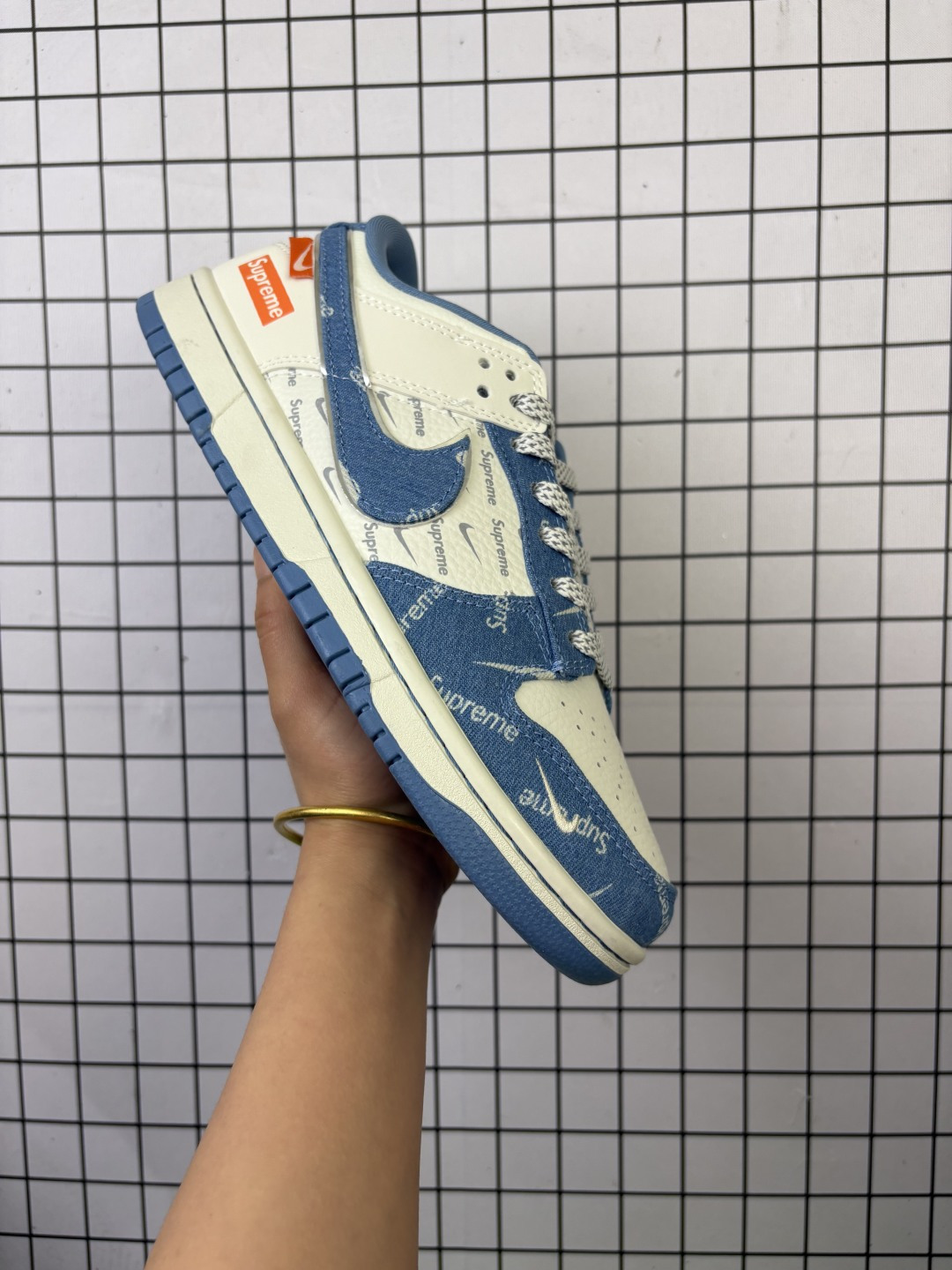 💰150
Nike/耐克 男女鞋真标半码制,全新2021版更新数据窄楦翘头版型,采用荔枝纹牛剖革鞋面材质,缜密拉帮中底布,鞋垫嵌EVA缓震物料及背胶,全新窄版翘头耐磨橡胶大底❗️创意定制三方联名配色,联乘著名户外品牌/北面The North Face x Supreme x Nike SB Dunk Low"The North Face"扣篮系列低帮休闲运动滑板板鞋 SC9207-415
类型:男女鞋
码数:36 36.5 37.5 38 38.5 39 40 40.5 41 42 42.5 43 44 45
编码:老男H