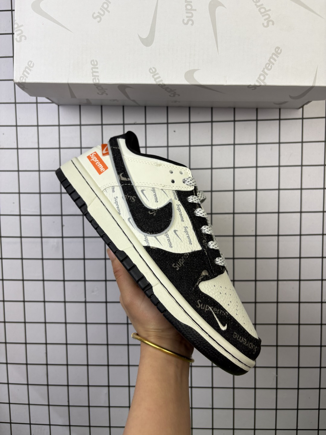 🈴💰150
Nike/耐克 男女鞋真标半码制,全新2021版更新数据窄楦翘头版型,采用荔枝纹牛剖革鞋面材质,缜密拉帮中底布,鞋垫嵌EVA缓震物料及背胶,全新窄版翘头耐磨橡胶大底❗️创意定制三方联名配色,联乘著名户外品牌/北面The North Face x Supreme x Nike SB Dunk Low"The North Face"扣篮系列低帮休闲运动滑板板鞋 SC9207-415
类型:男女鞋
码数:36 36.5 37.5 38 38.5 39 40 40.5 41 42 42.5 43 44 45
编码:老男H